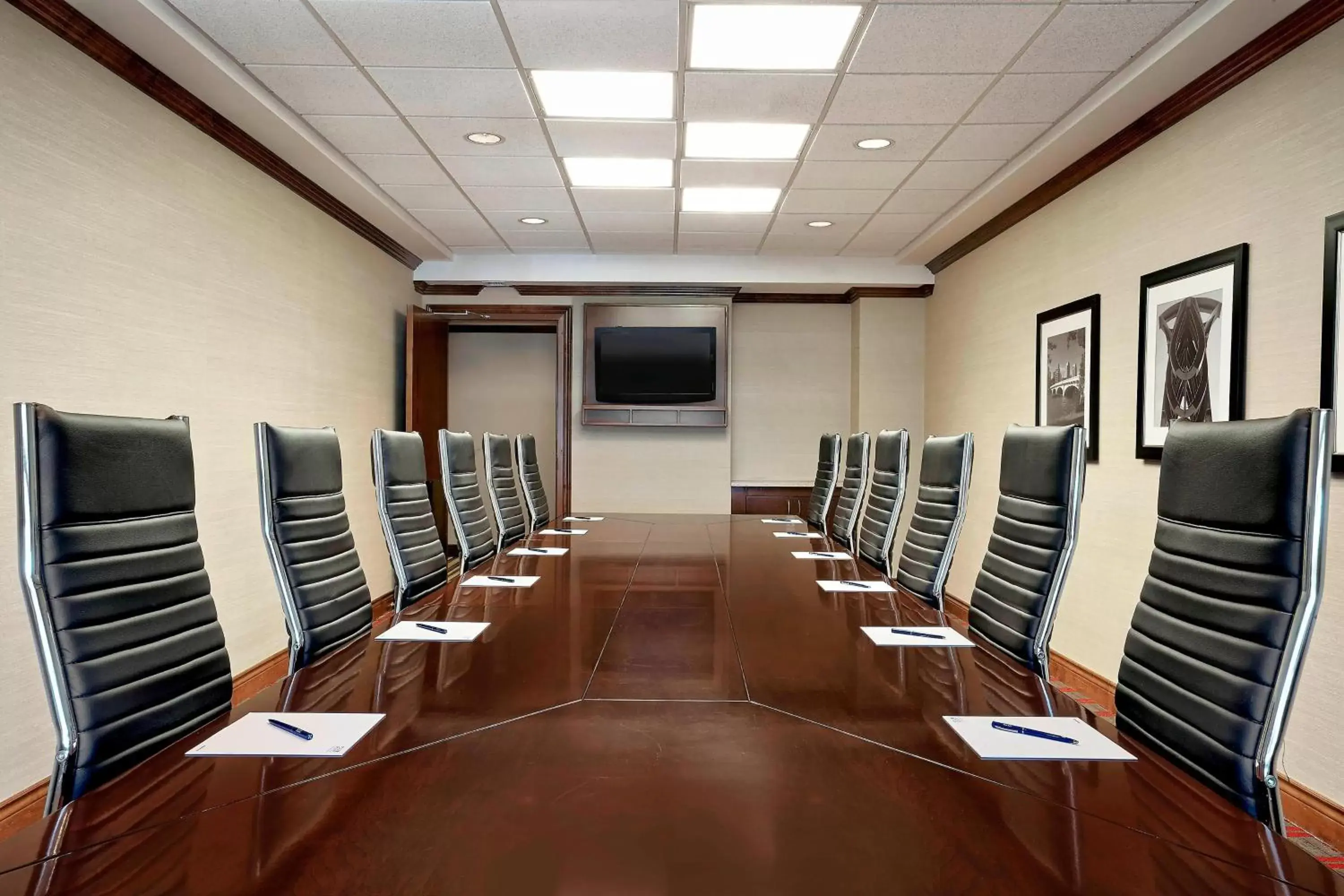 Meeting/conference room in Four Points by Sheraton Calgary Airport