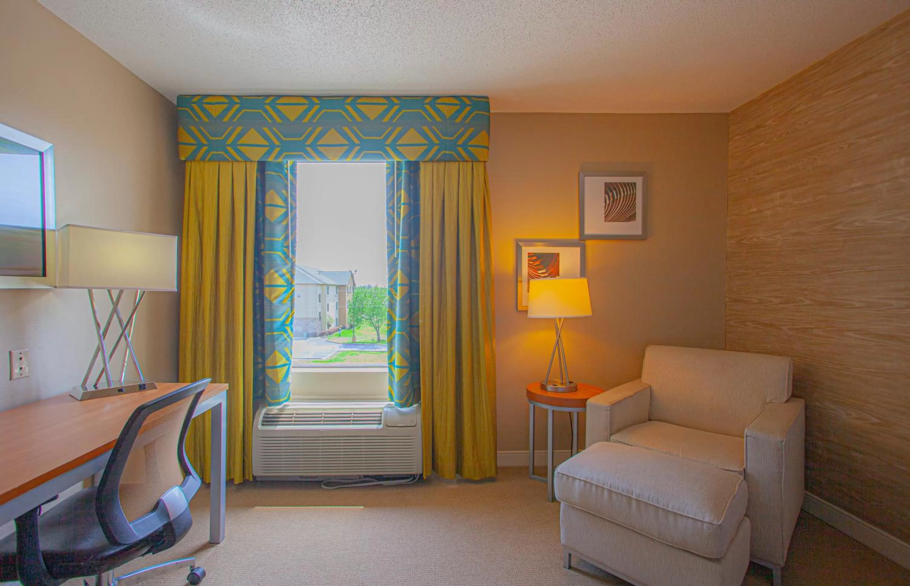 Seating area in Holiday Inn & Suites Spring - The Woodlands