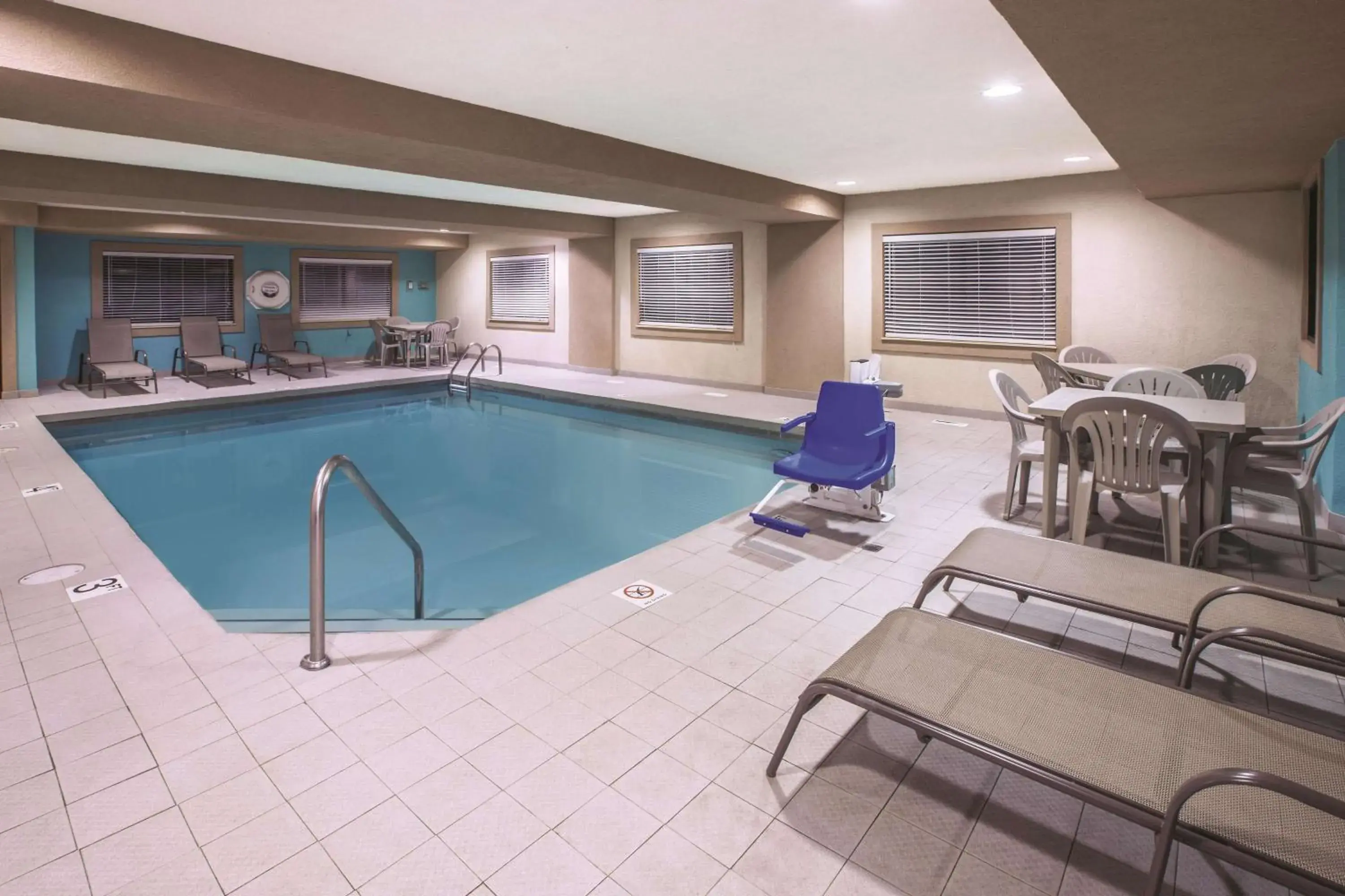 On site, Swimming Pool in La Quinta Inn & Suites by Wyndham Erie