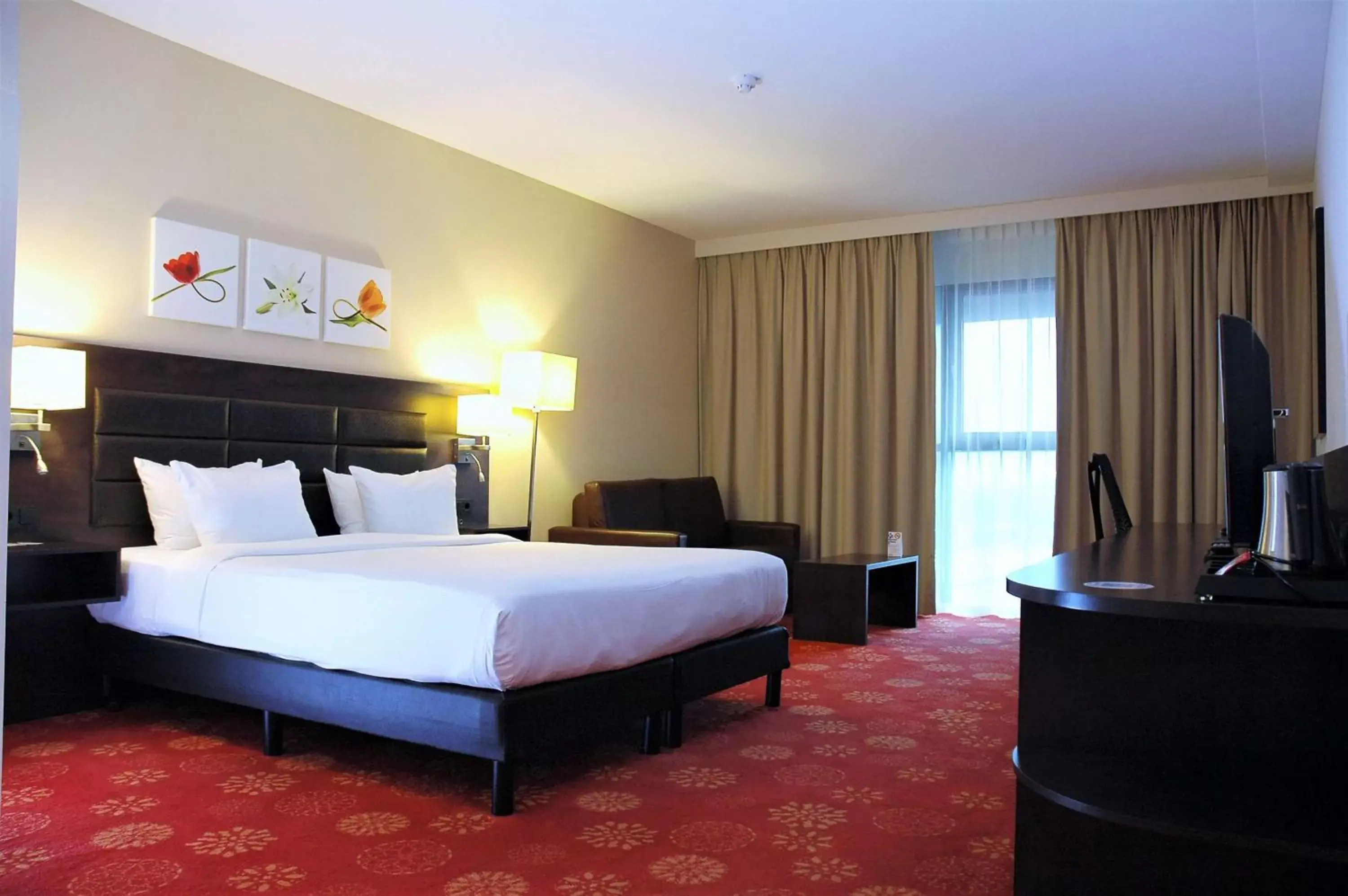 Photo of the whole room, Bed in Hilton Garden Inn Leiden