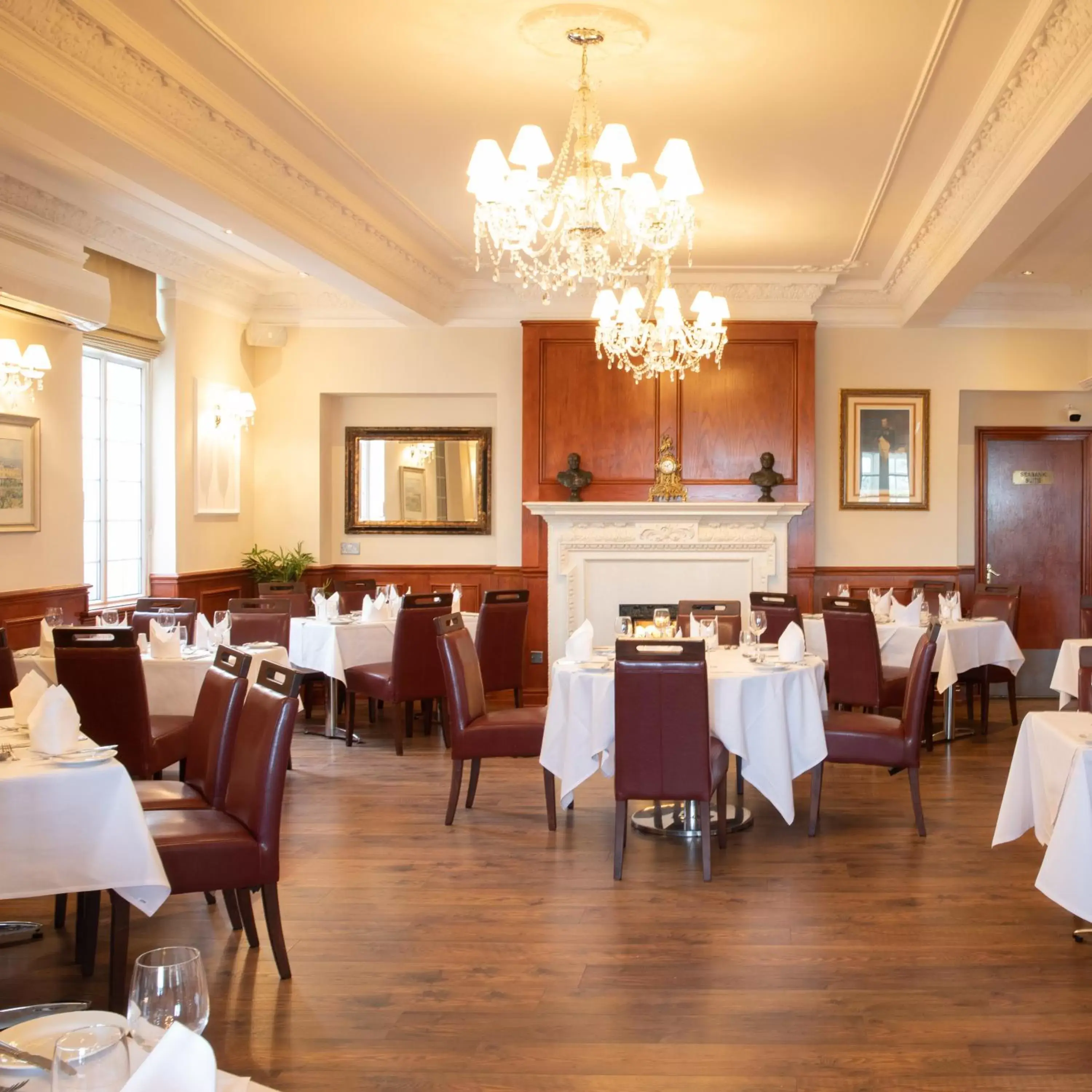 Restaurant/Places to Eat in The Royal Hotel