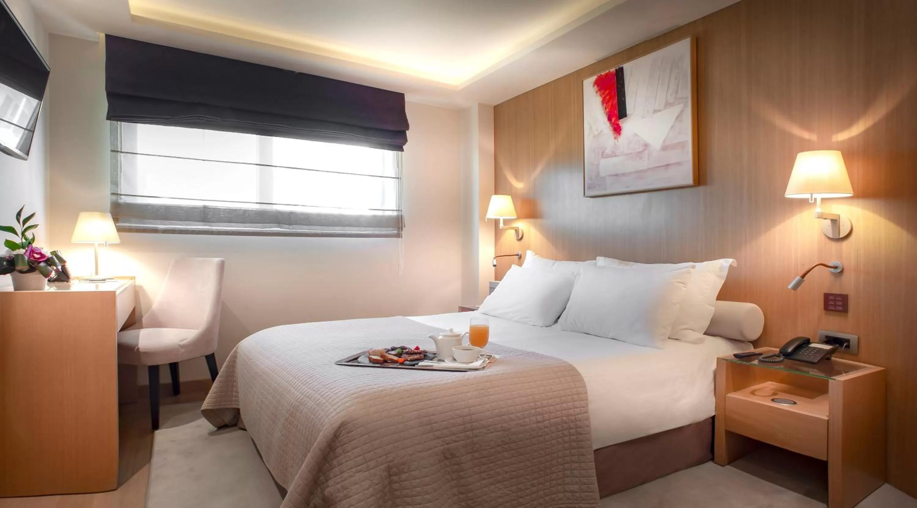 Photo of the whole room, Bed in Somewhere Vouliagmeni