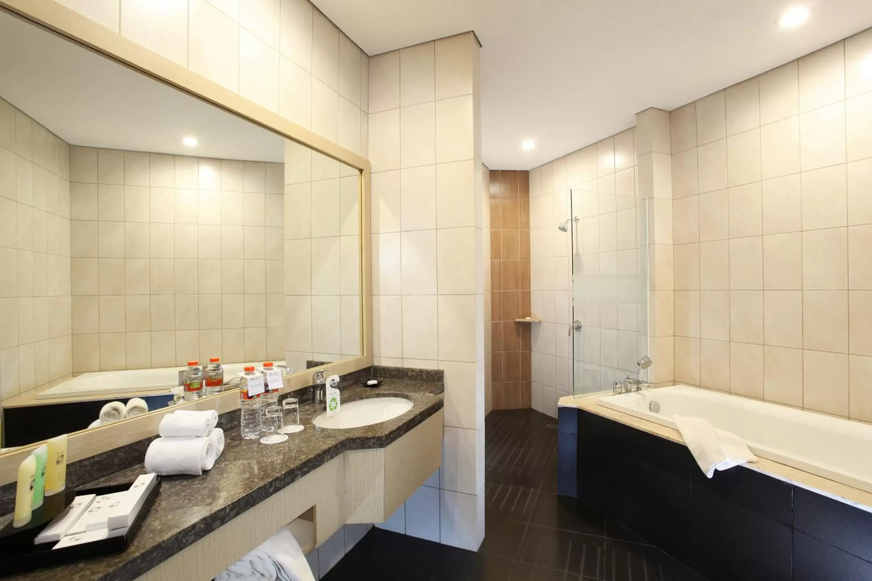 Shower, Bathroom in Swiss-Belinn Panakkukang