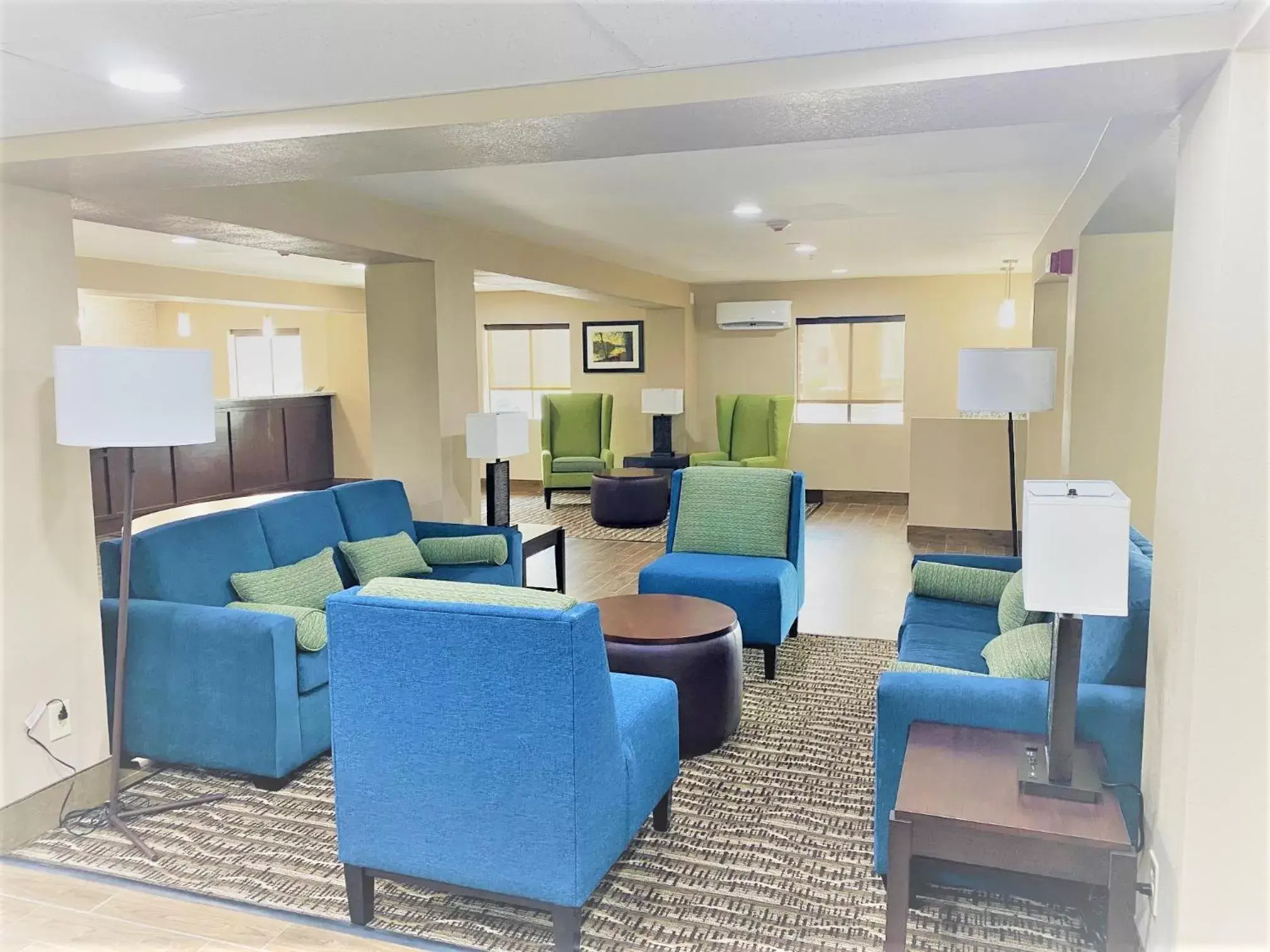 Seating area, Lounge/Bar in Comfort Inn Charleston, WV