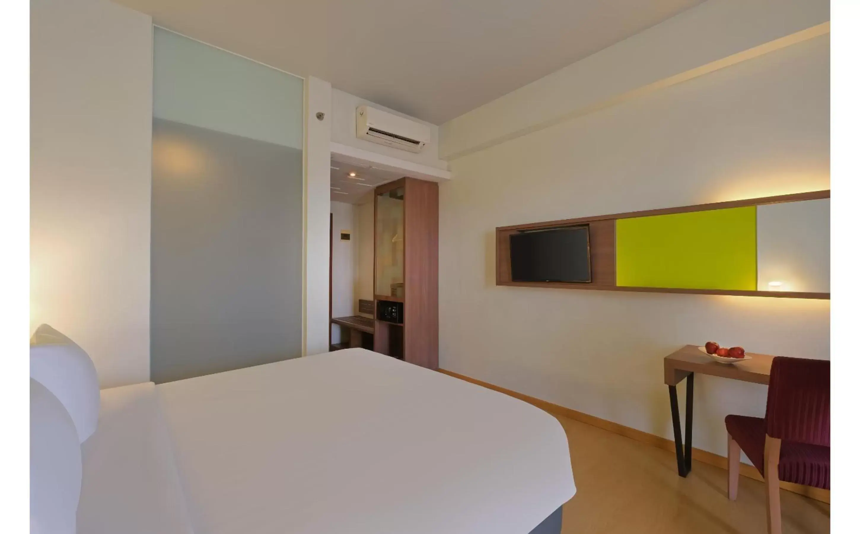 Bedroom, Bed in Quest Hotel Simpang Lima - Semarang by ASTON Bedroom, Bed in Quest Hotel Simpang Lima - Semarang by ASTON