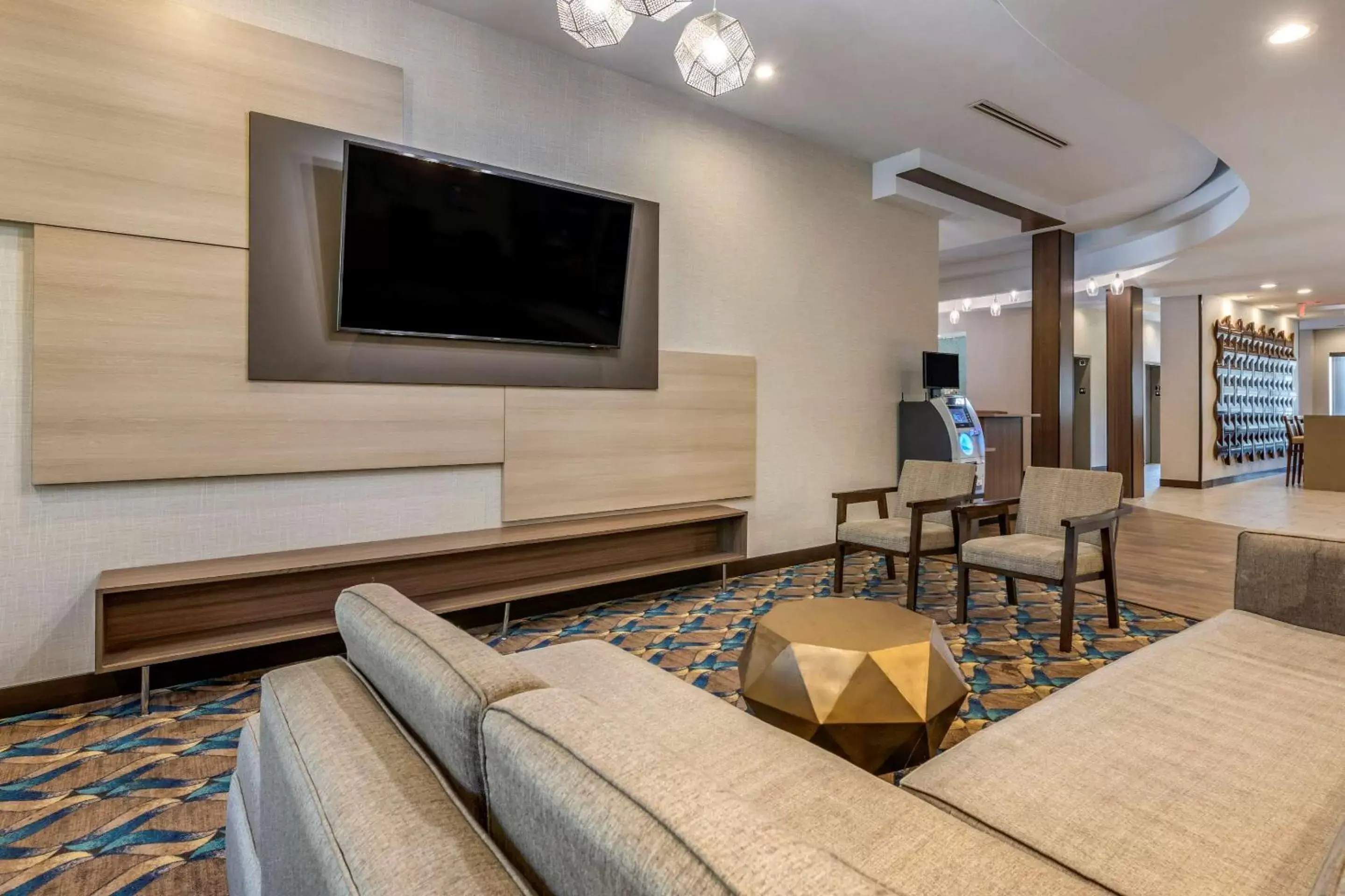 Lobby or reception, TV/Entertainment Center in Comfort Suites Fort Lauderdale Airport & Cruise Port