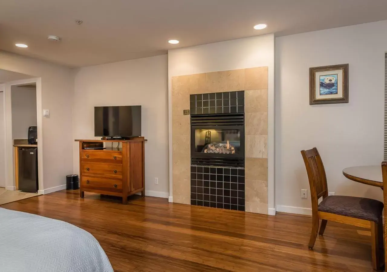 Photo of the whole room, TV/Entertainment Center in Little Sur Inn