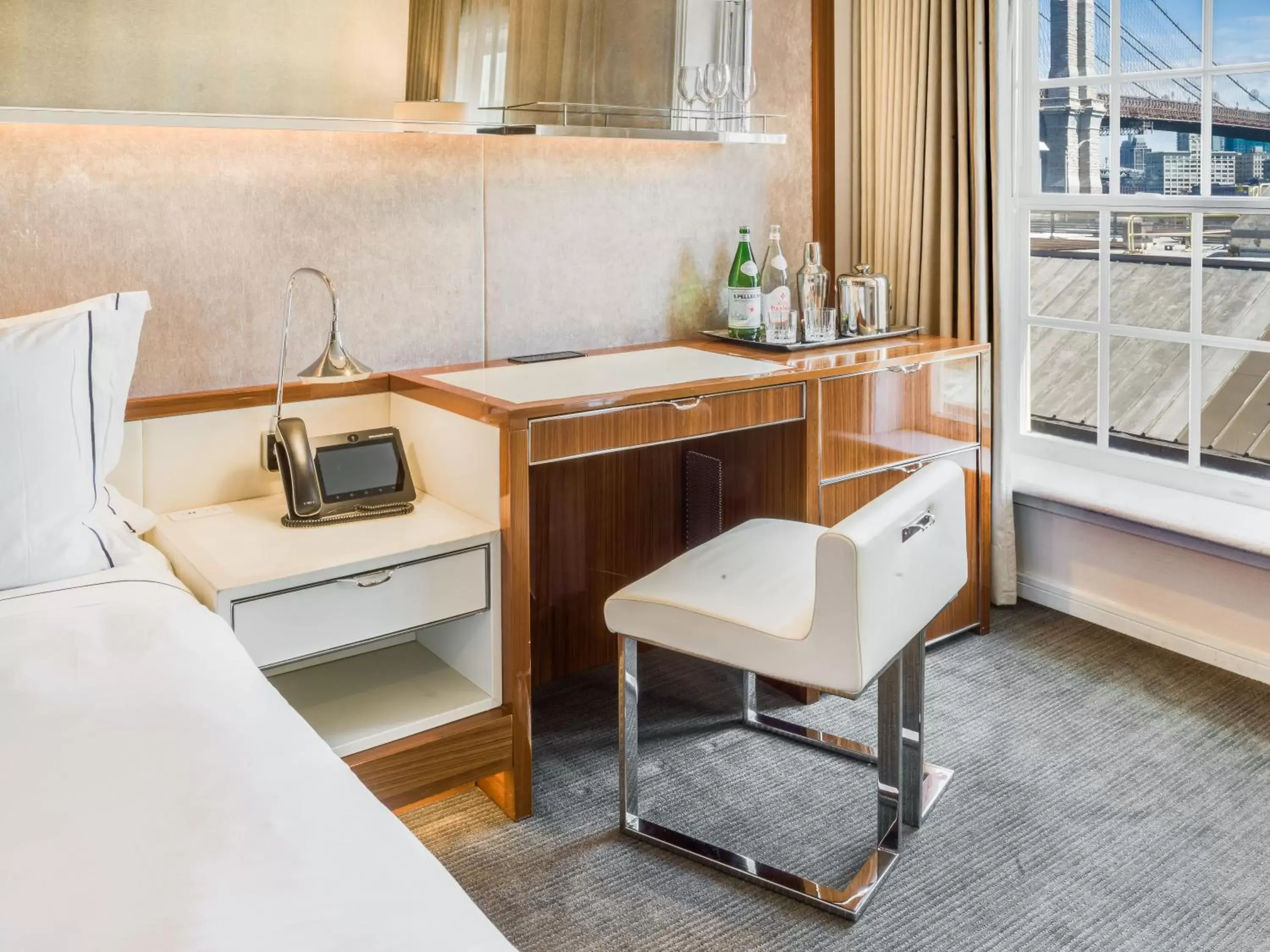 Bedroom, Kitchen/Kitchenette in 33 Seaport Hotel New York
