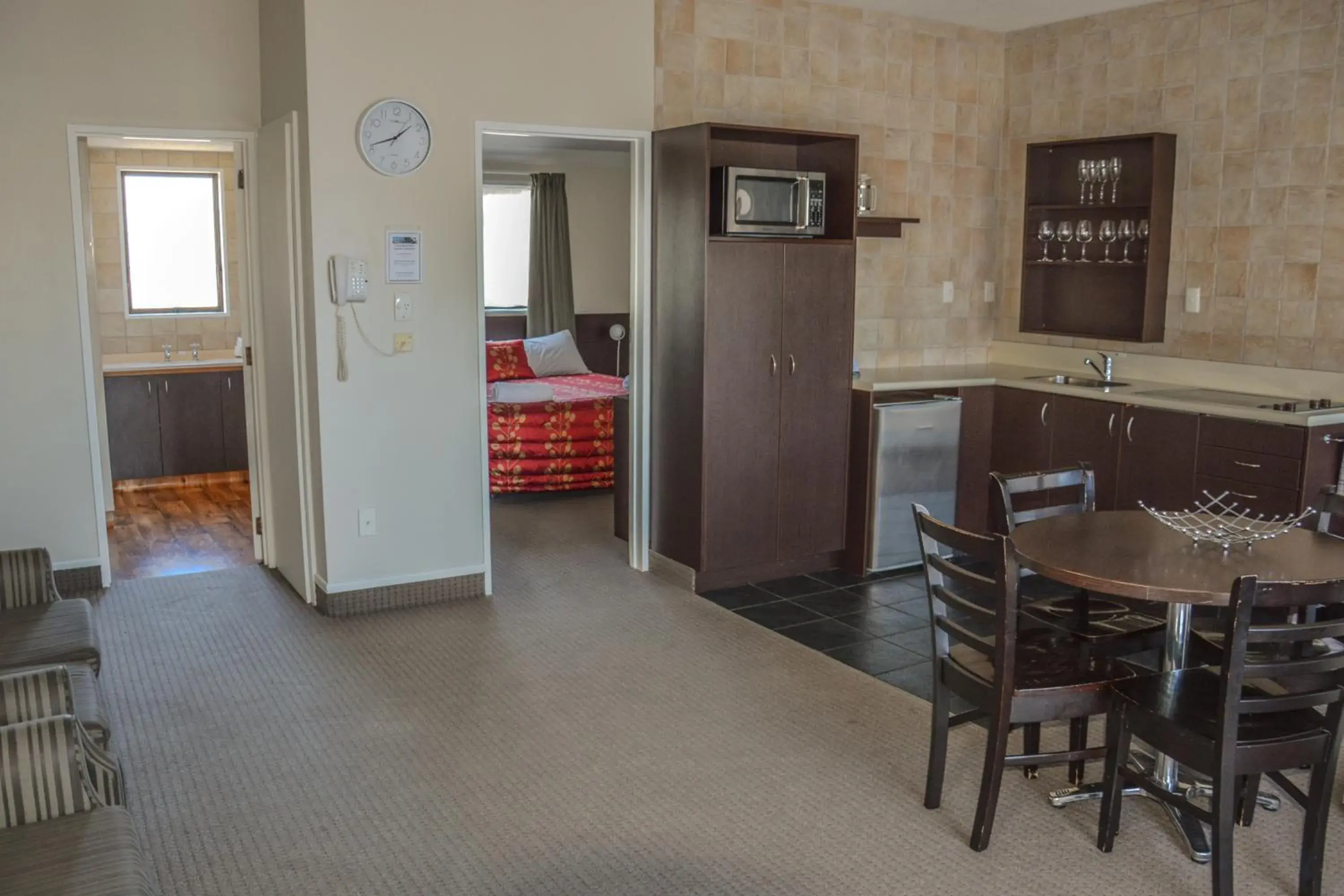 Dining area, Kitchen/Kitchenette in Ashford Motor Lodge