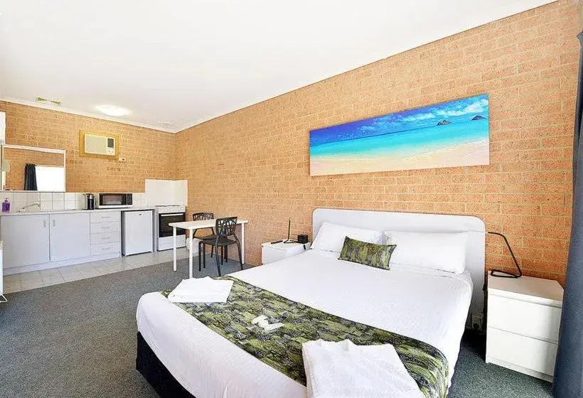 Living room, Bed in Cranbourne Motor Inn