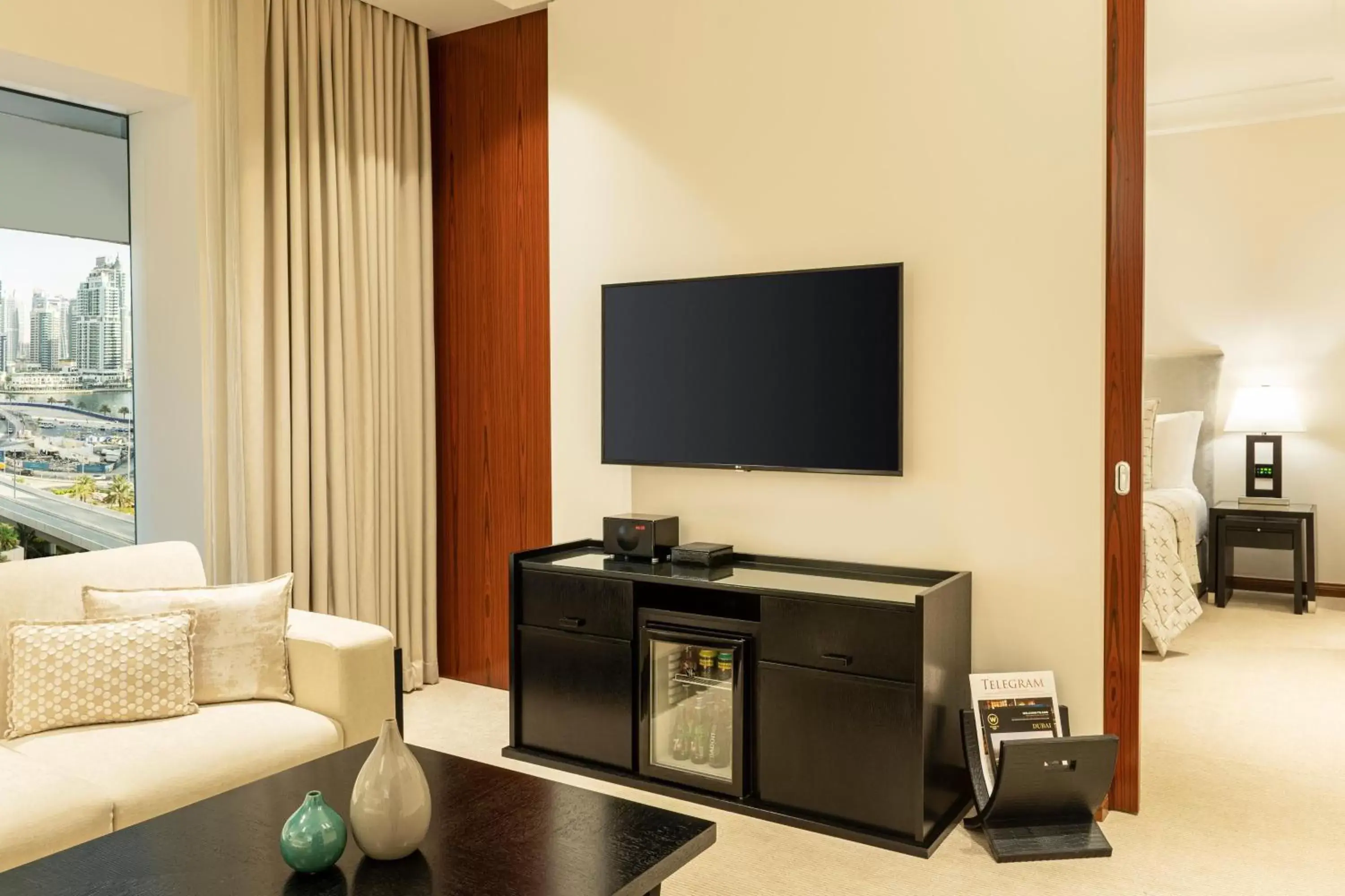 Lounge or bar, TV/Entertainment Center in Grosvenor House, a Luxury Collection Hotel, Dubai