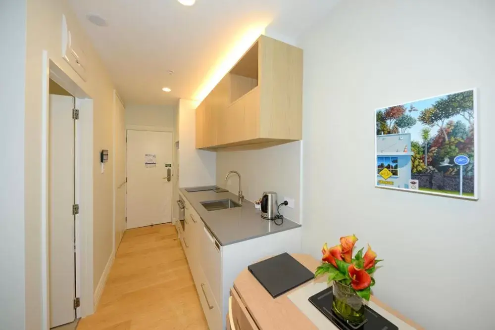 Kitchen/Kitchenette in West Fitzroy Apartments