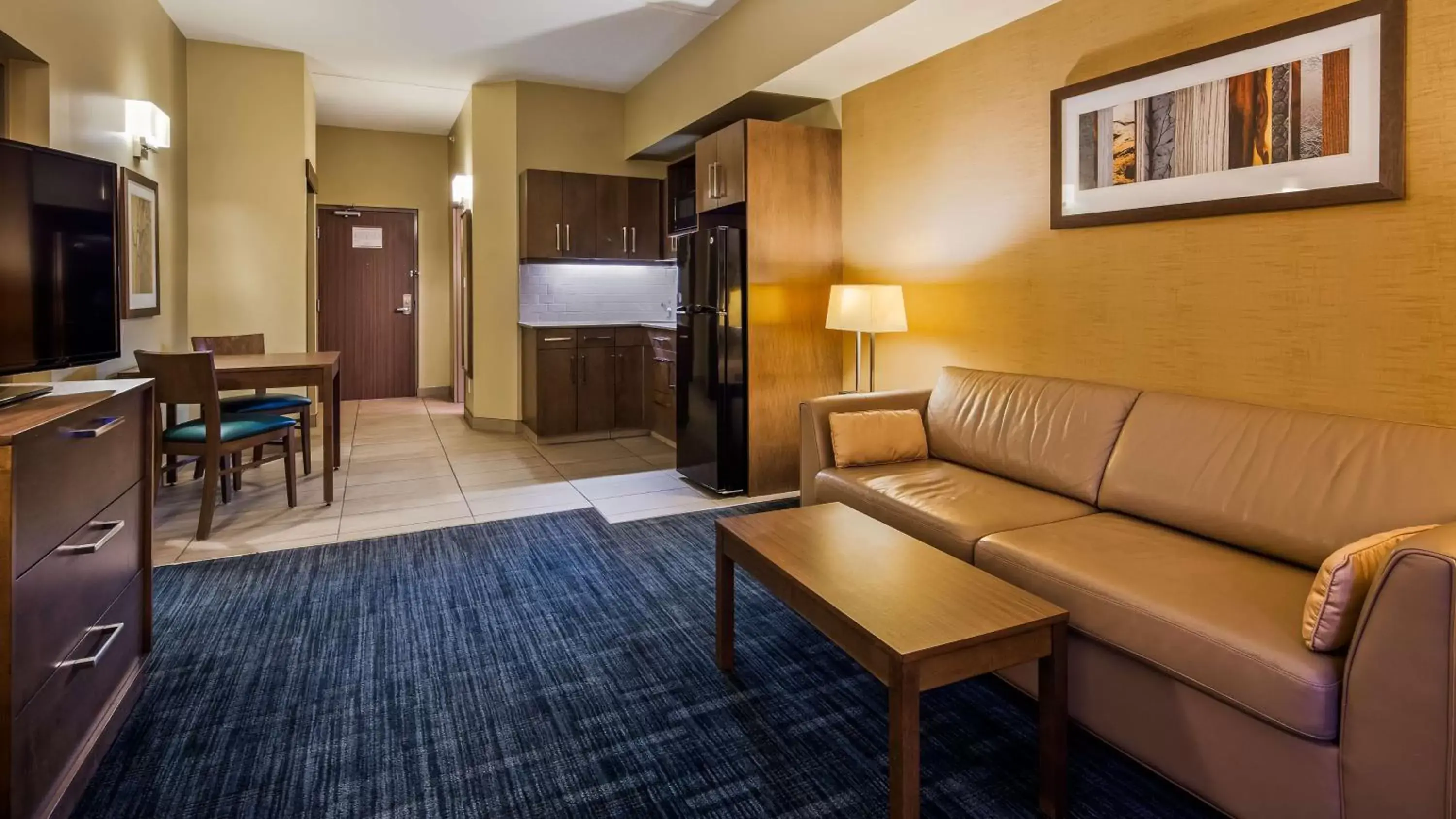 Photo of the whole room, Seating Area in Best Western Plus Winnipeg West