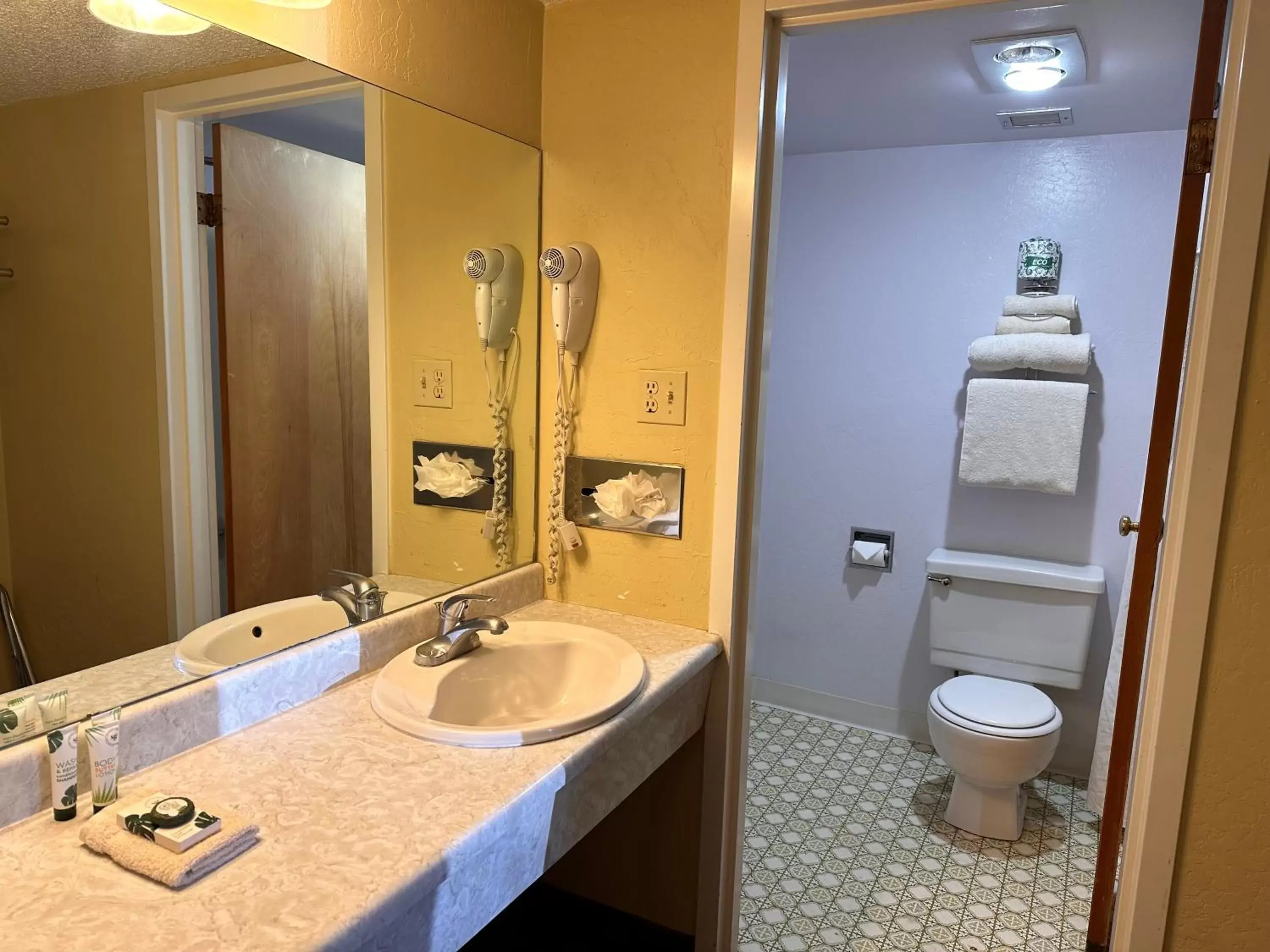 Bathroom in Gateway Lodge