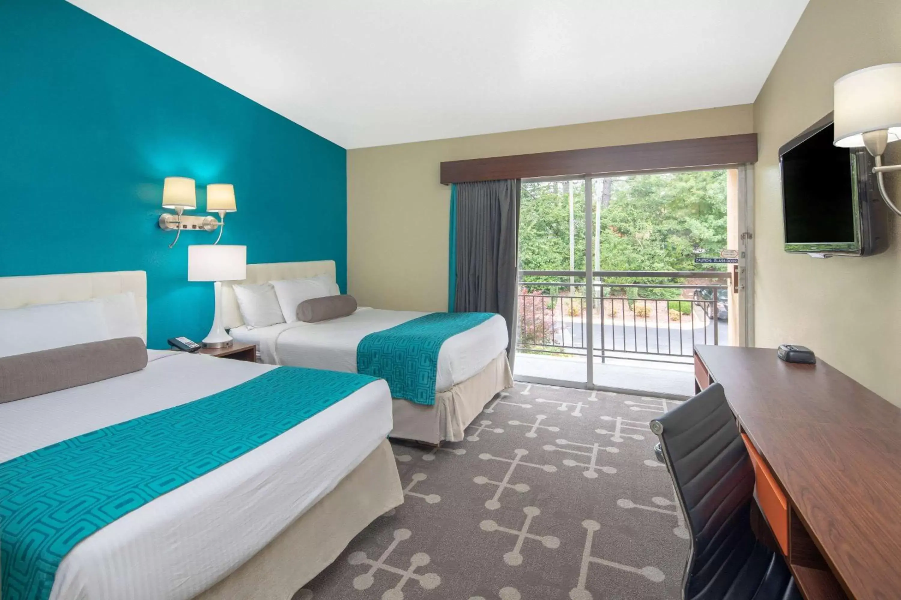 Photo of the whole room, Bed in Howard Johnson by Wyndham Athens