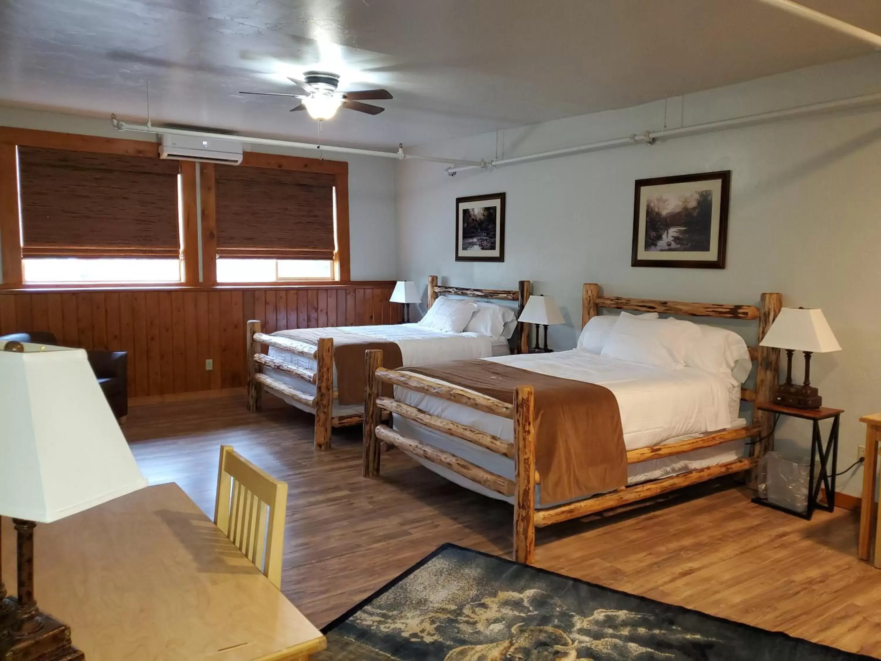 Bedroom, Bed in Buffalo Lodge of Bigfork