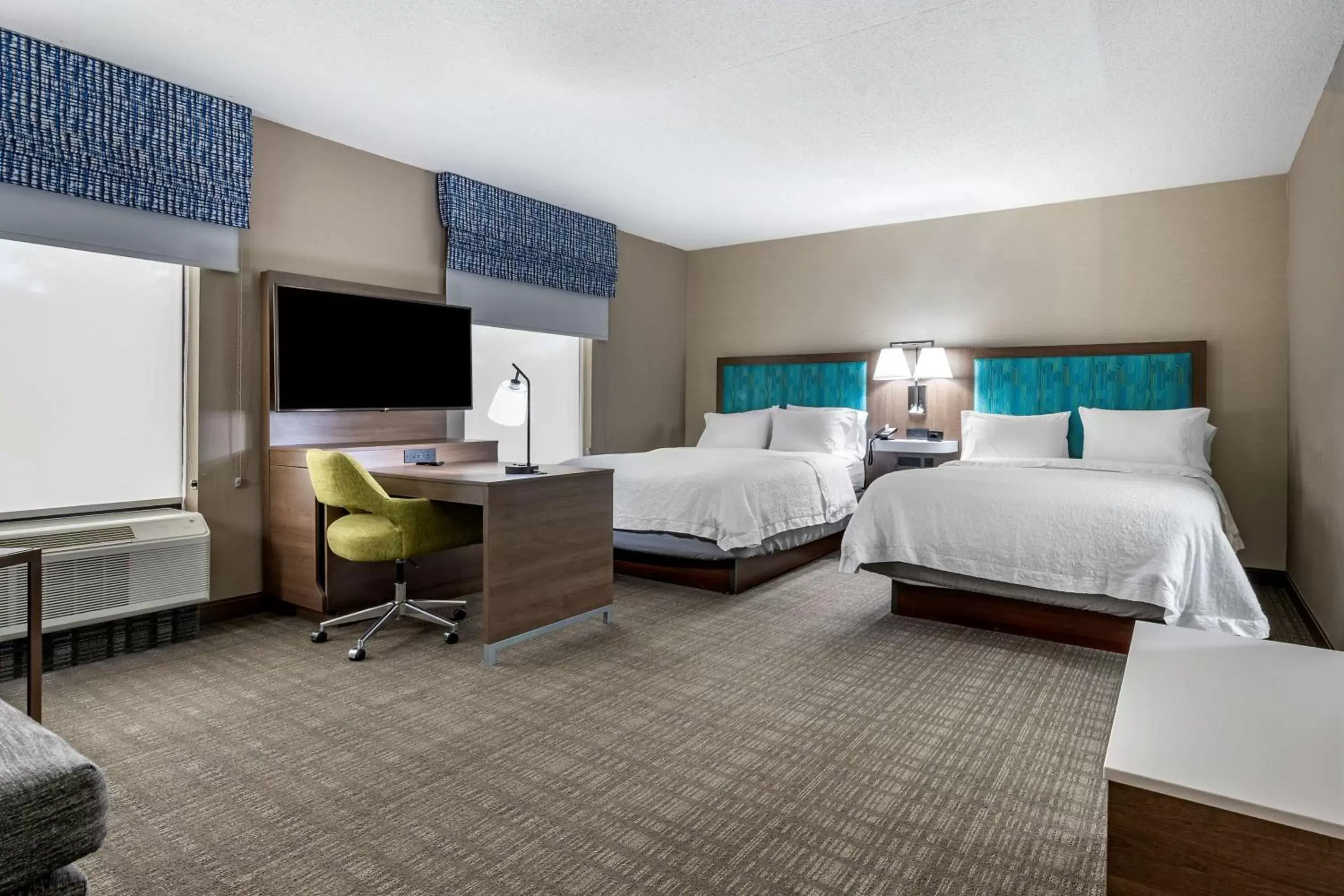 Bedroom, Bed in Hampton Inn & Suites Louisville East