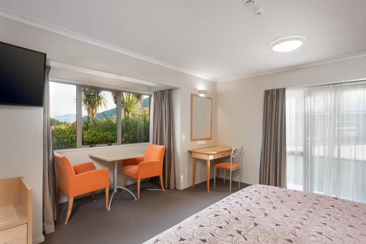 Photo of the whole room, Bed in Queenstown Motel Apartments