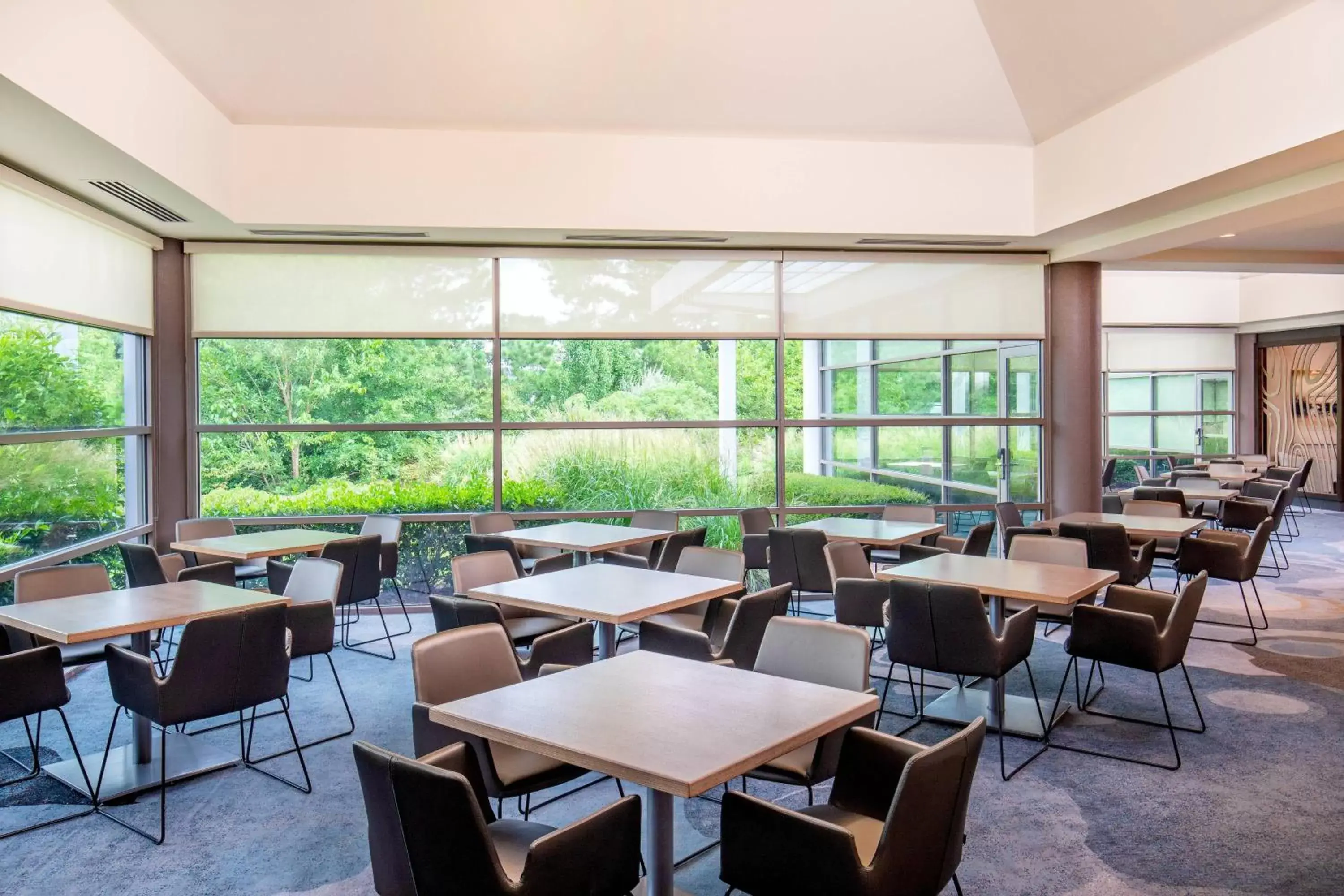 Meeting/conference room, Restaurant/Places to Eat in Delta Hotels by Marriott Chesapeake Norfolk