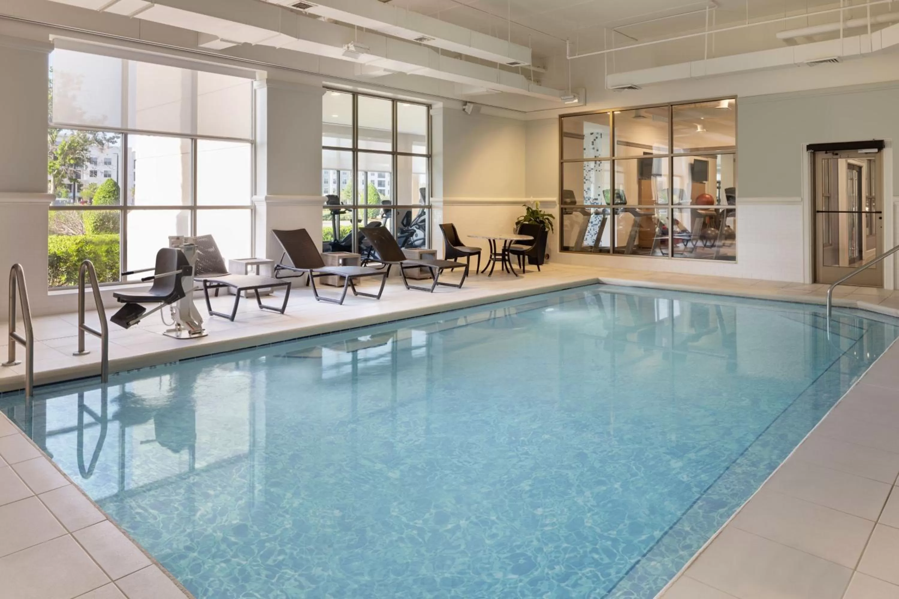 Swimming pool in Sheraton Jacksonville Hotel