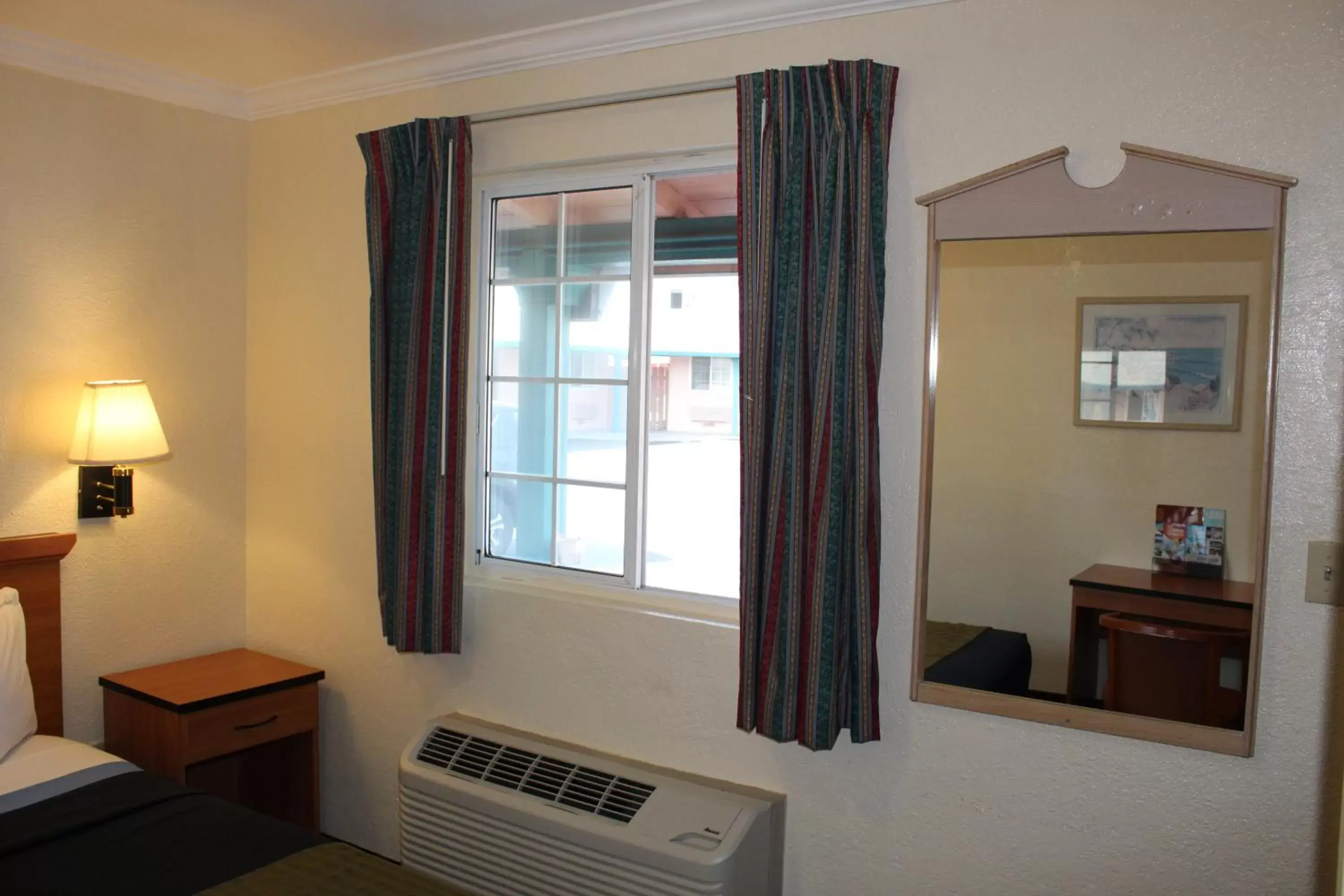 Area and facilities, Bed in Riverside Inn & Suites Santa Cruz
