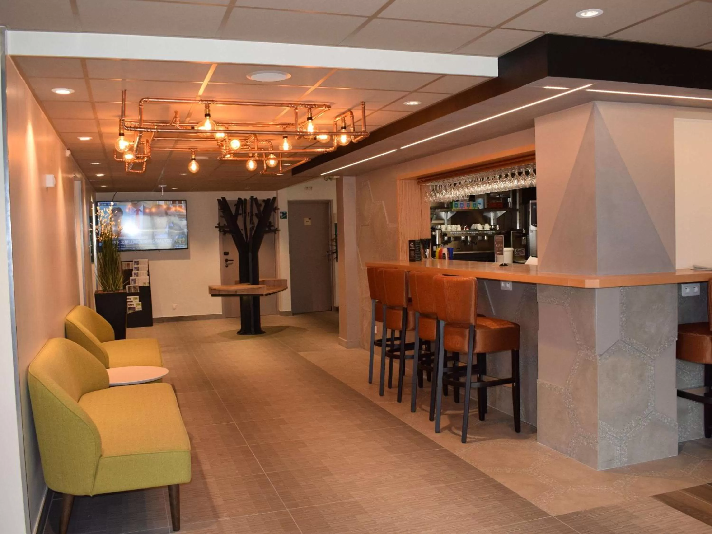 Lounge or bar in ibis Tours Nord
