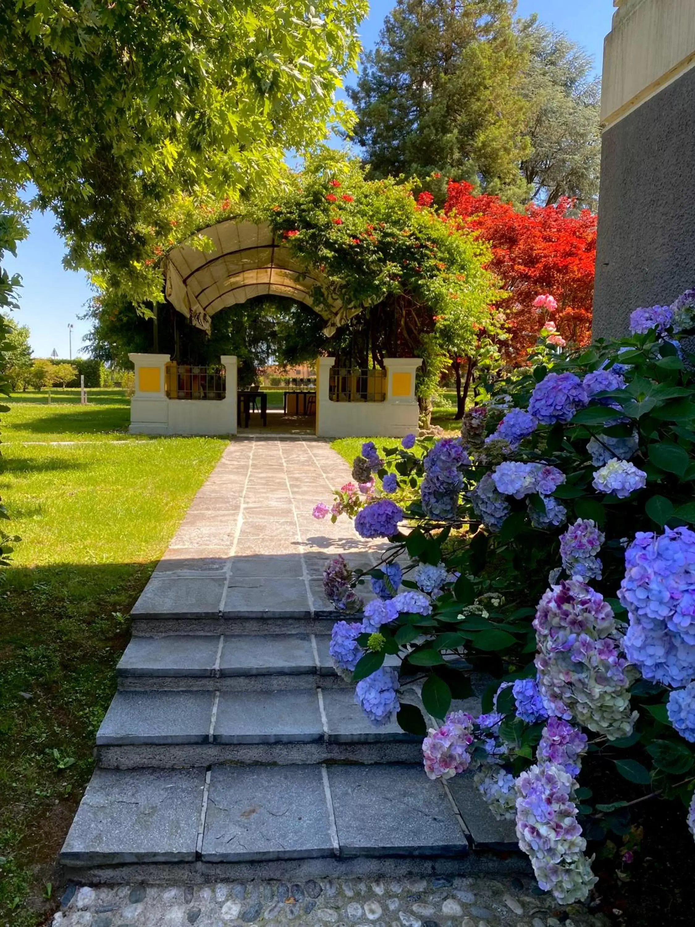 Spring, Garden in Hotel Villa Malpensa