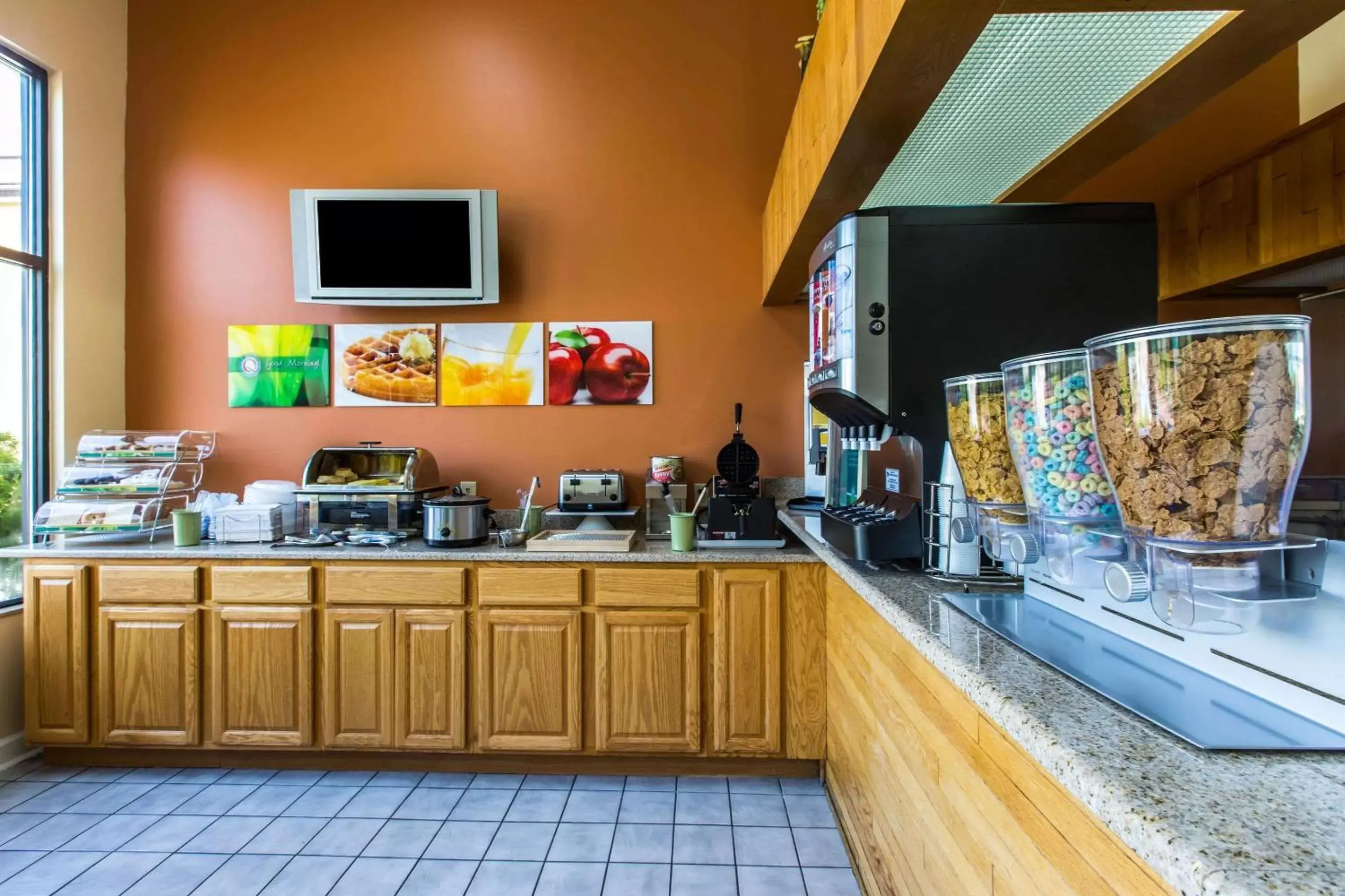 Restaurant/places to eat, Kitchen/Kitchenette in Quality Inn West of Asheville