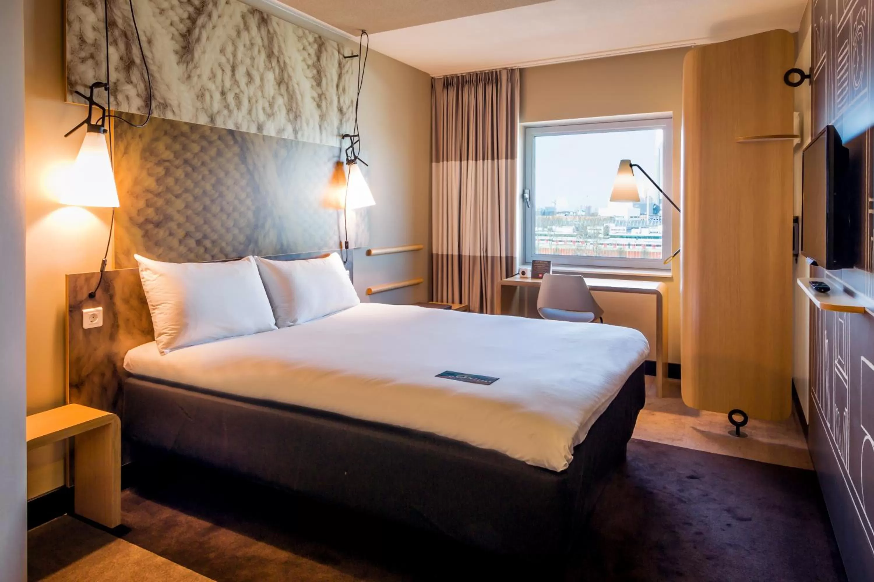 Bed in ibis Amsterdam City West