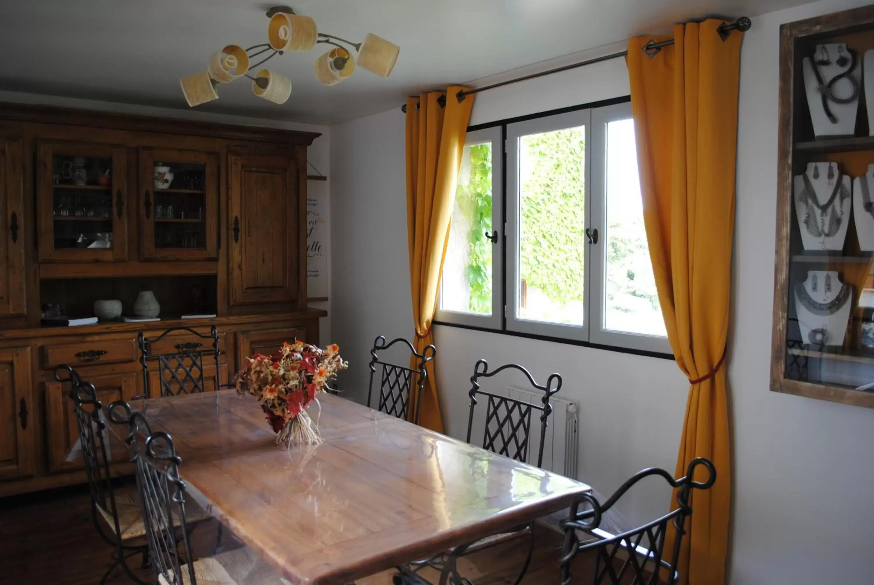 Communal kitchen in Chambres d'hôtes & Spa le Relais de la Cavayere