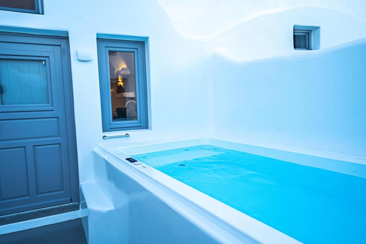 Hot Tub in Eternity Suites Santorini