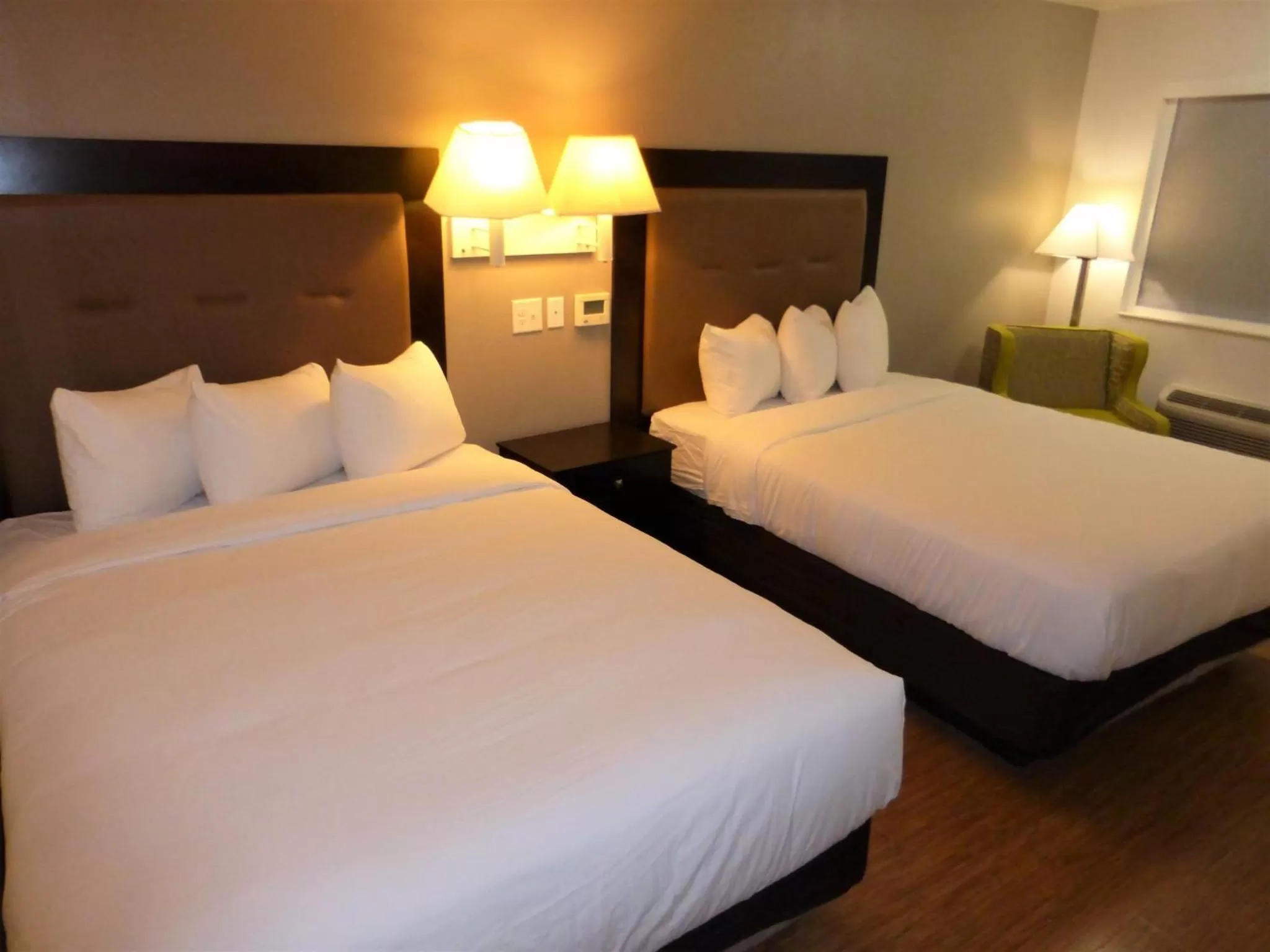 Bedroom, Bed in Red Roof Inn Houston - Jersey Village