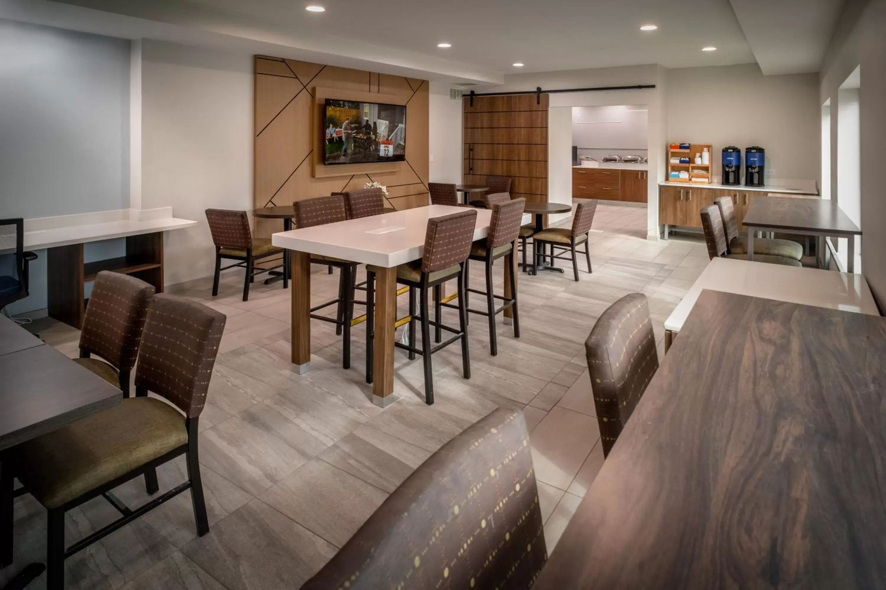 Seating area, Restaurant/Places to Eat in Holiday Inn Express - Charleston/Kanawha City, an IHG Hotel