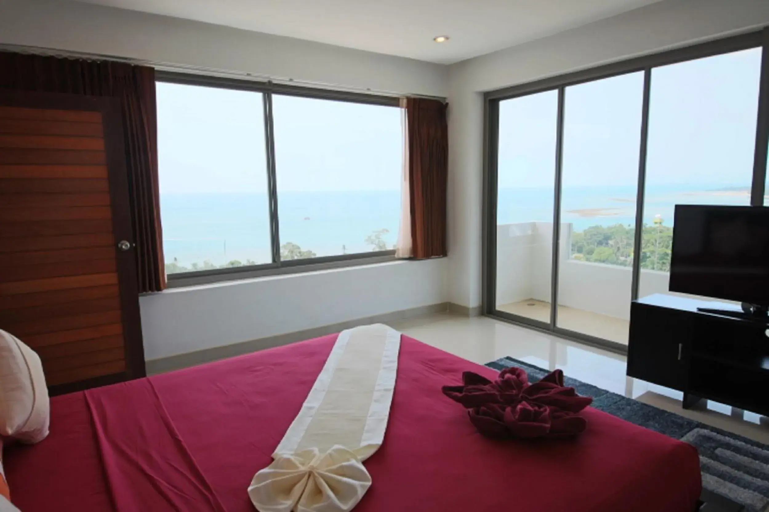 Bedroom, TV/Entertainment Center in Tropical Sea View Residence