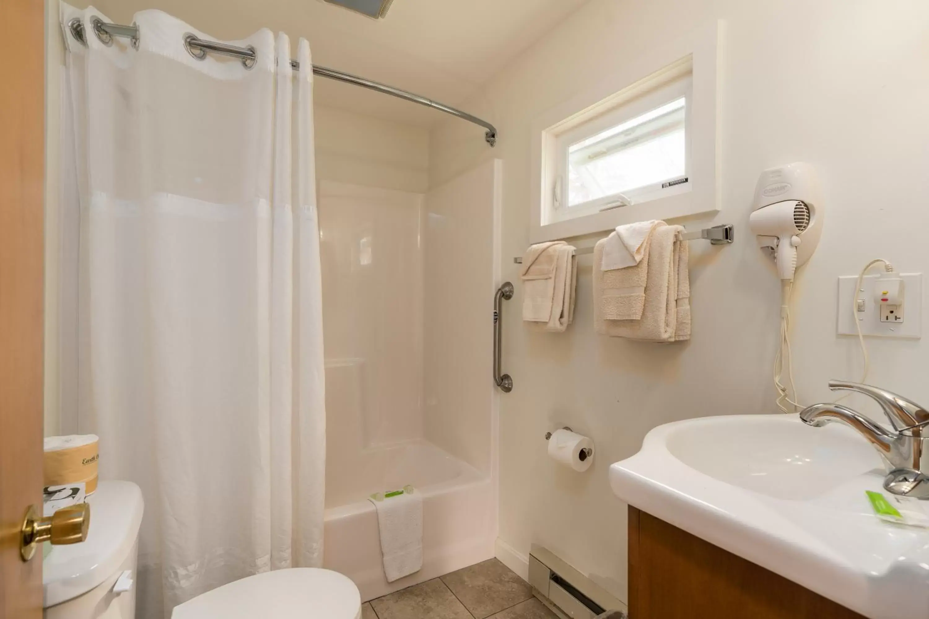 Bathroom in Ne'r Beach Motel