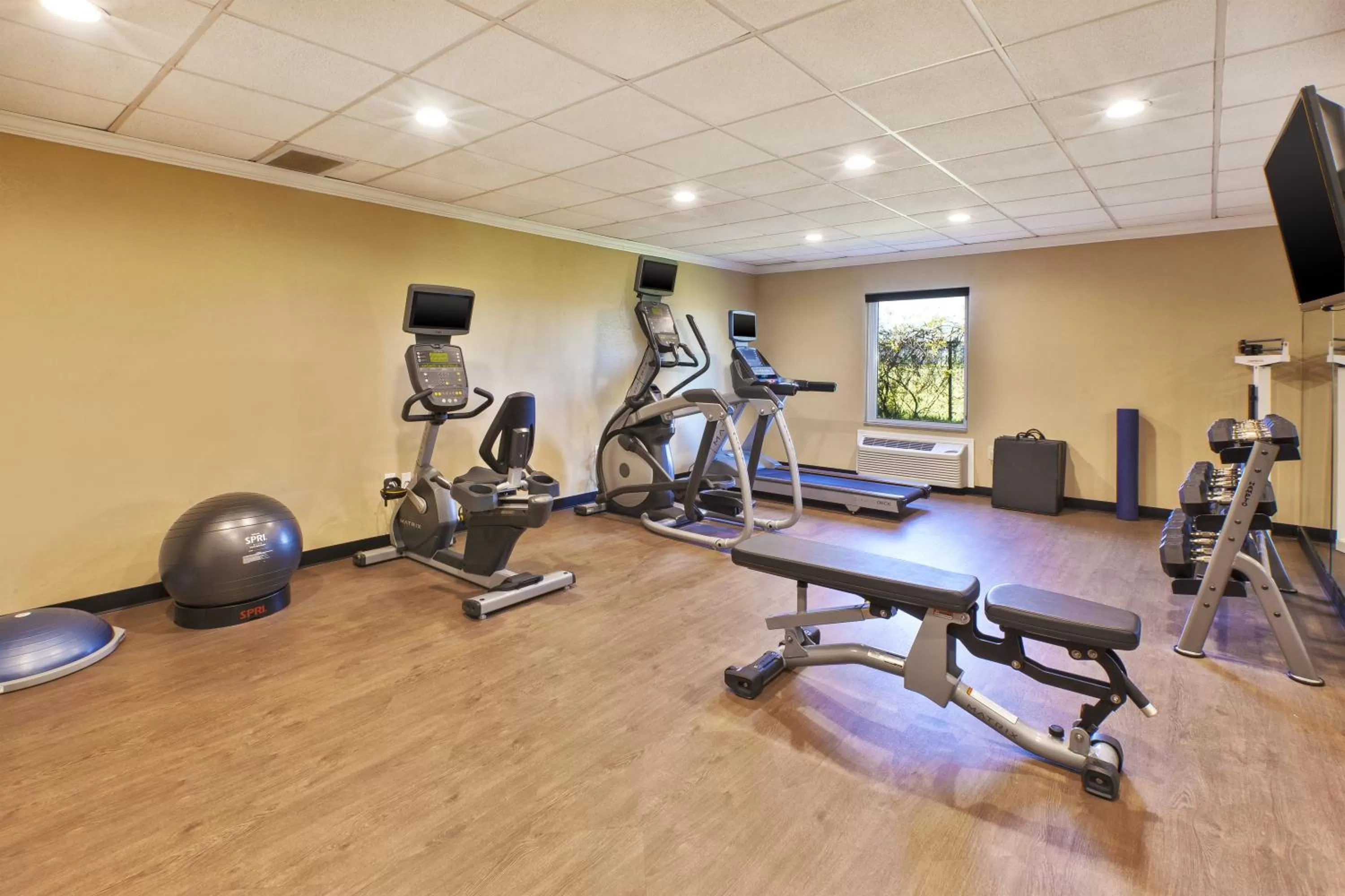 Fitness centre/facilities in Country Inn & Suites by Radisson Benton Harbor-St Joseph MI