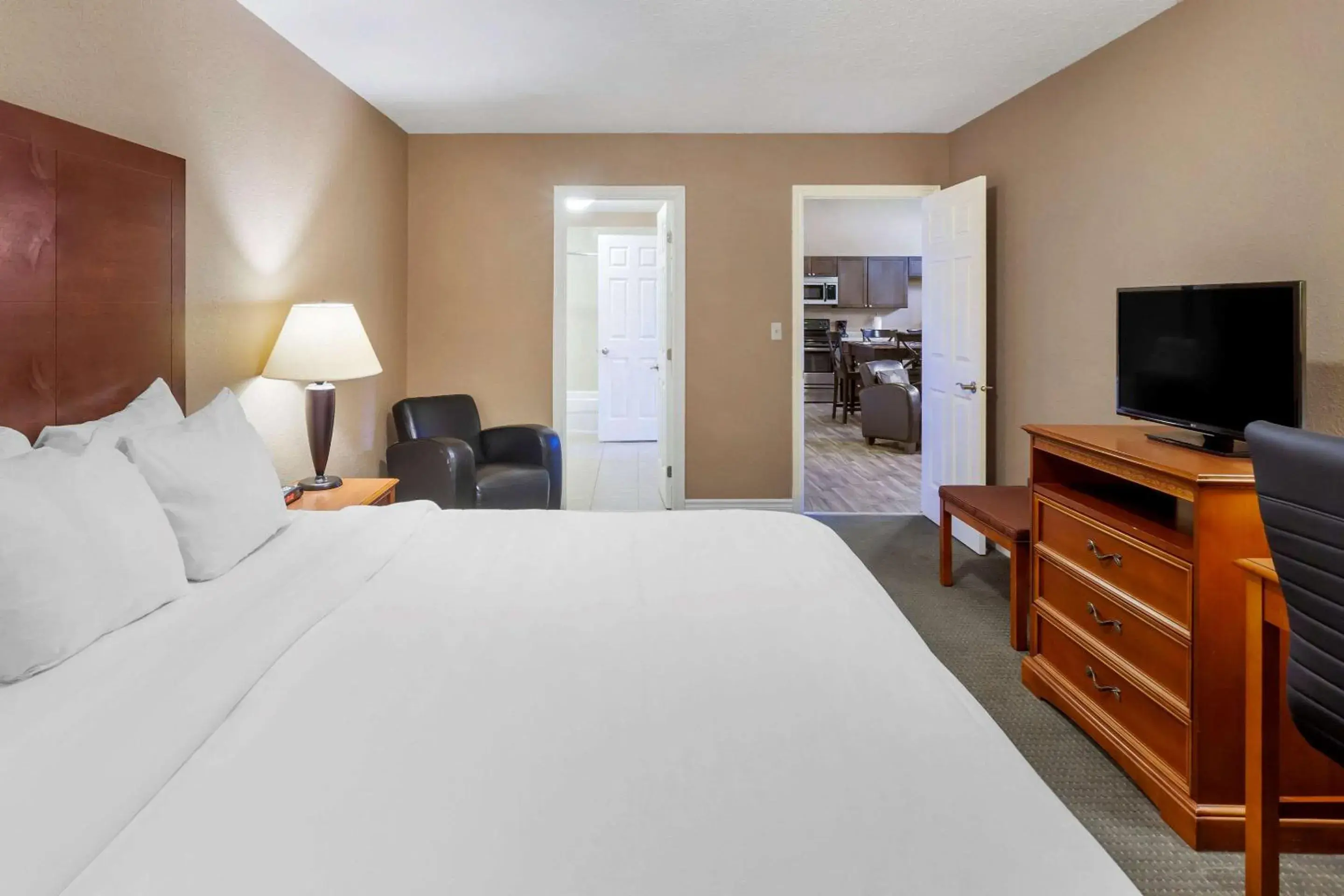 Photo of the whole room, Bed in Comfort Inn & Suites Thousand Islands Harbour District