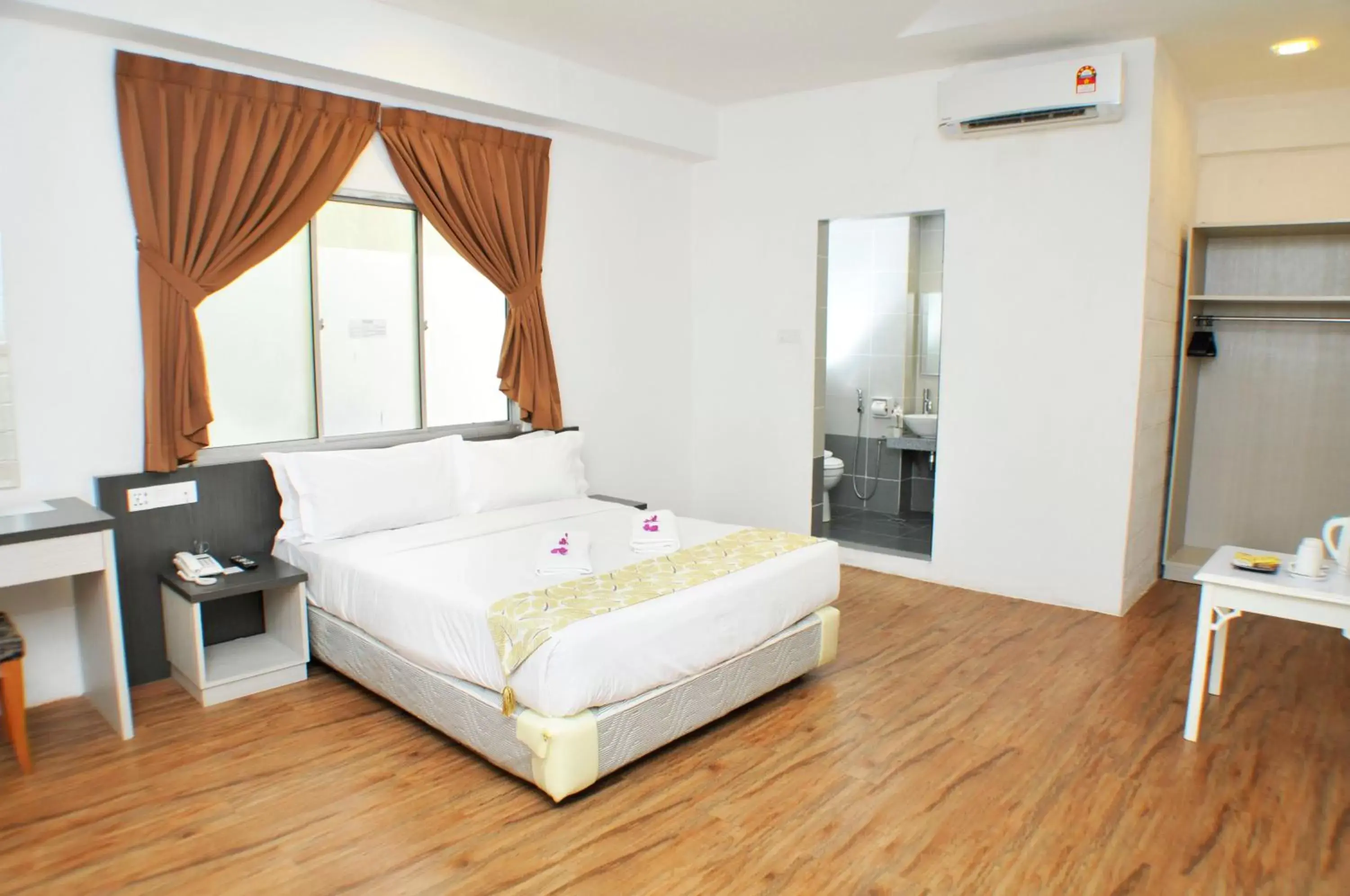 Bedroom, Bed in Promenade Service Apartment