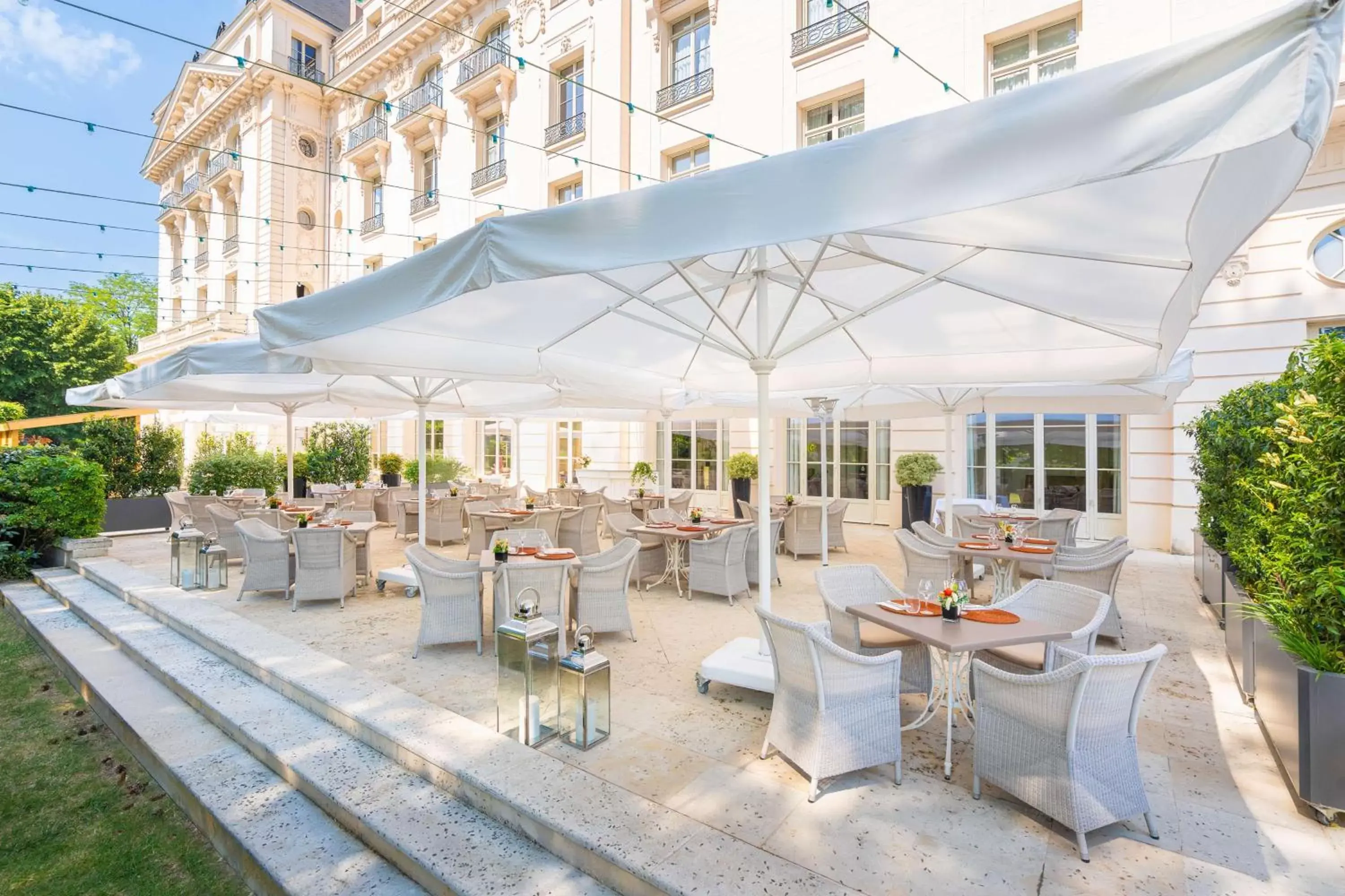 Patio, Restaurant/Places to Eat in Waldorf Astoria Versailles - Trianon Palace
