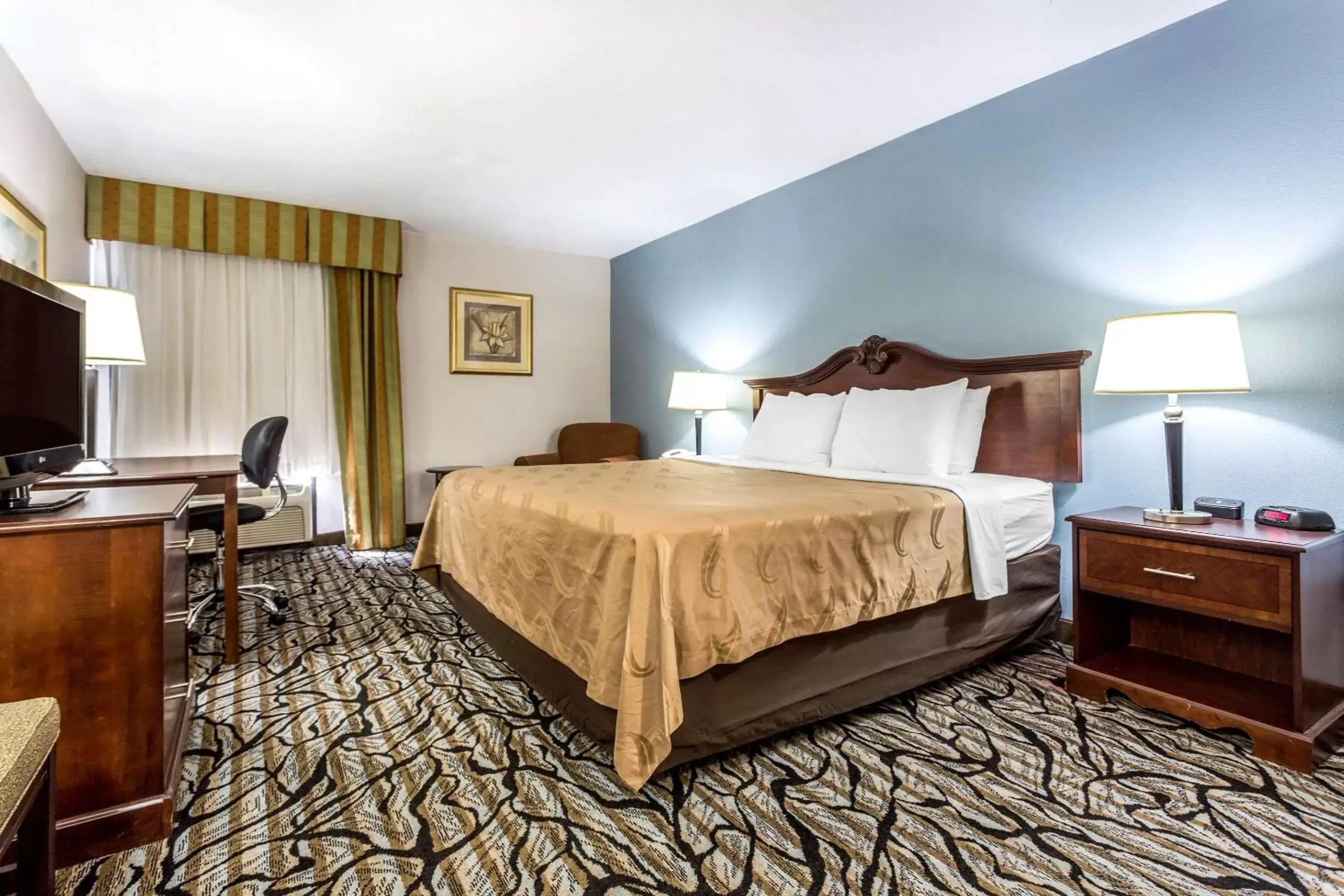 Photo of the whole room, Bed in Quality Inn at the Park