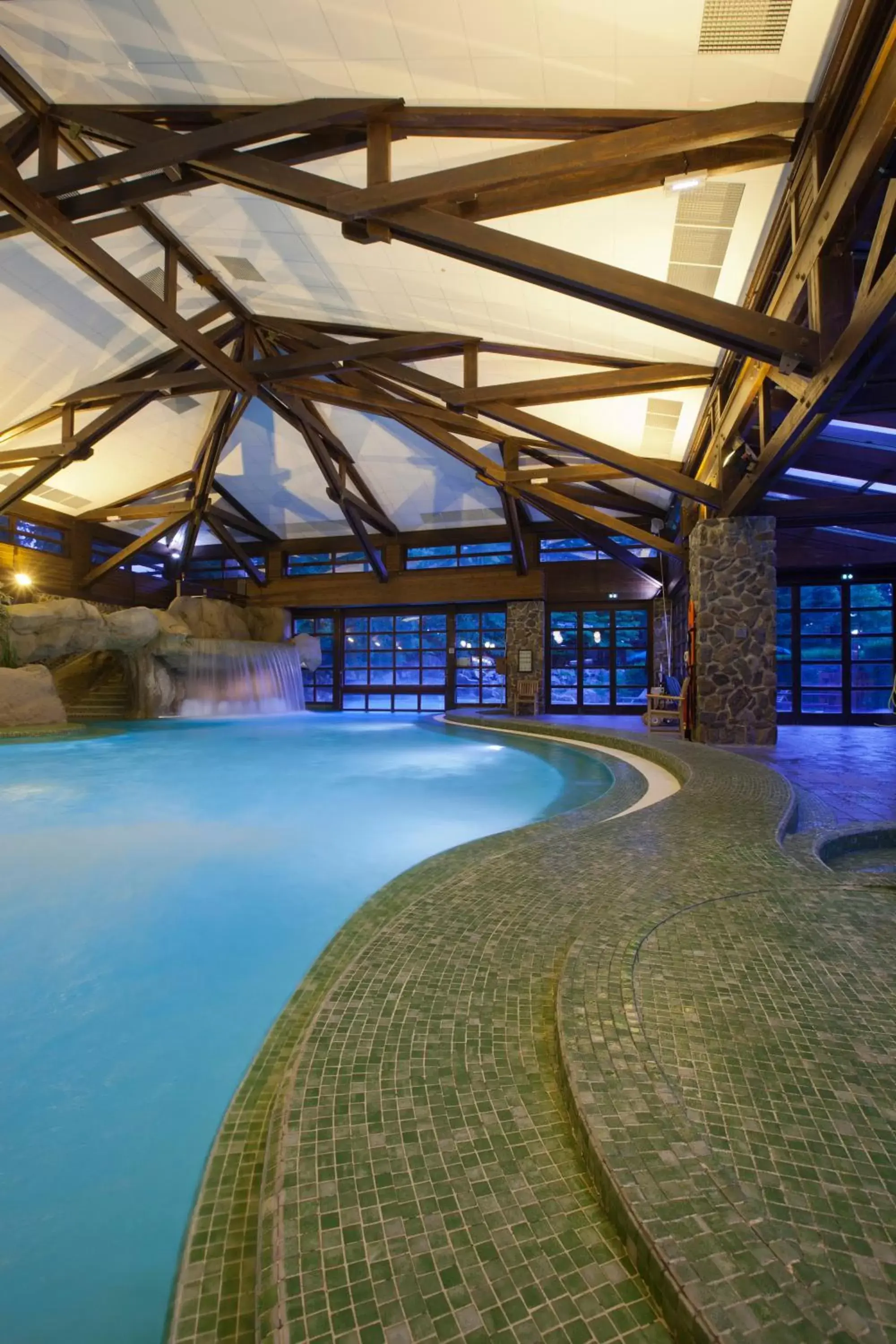 Swimming Pool in Disney Sequoia Lodge