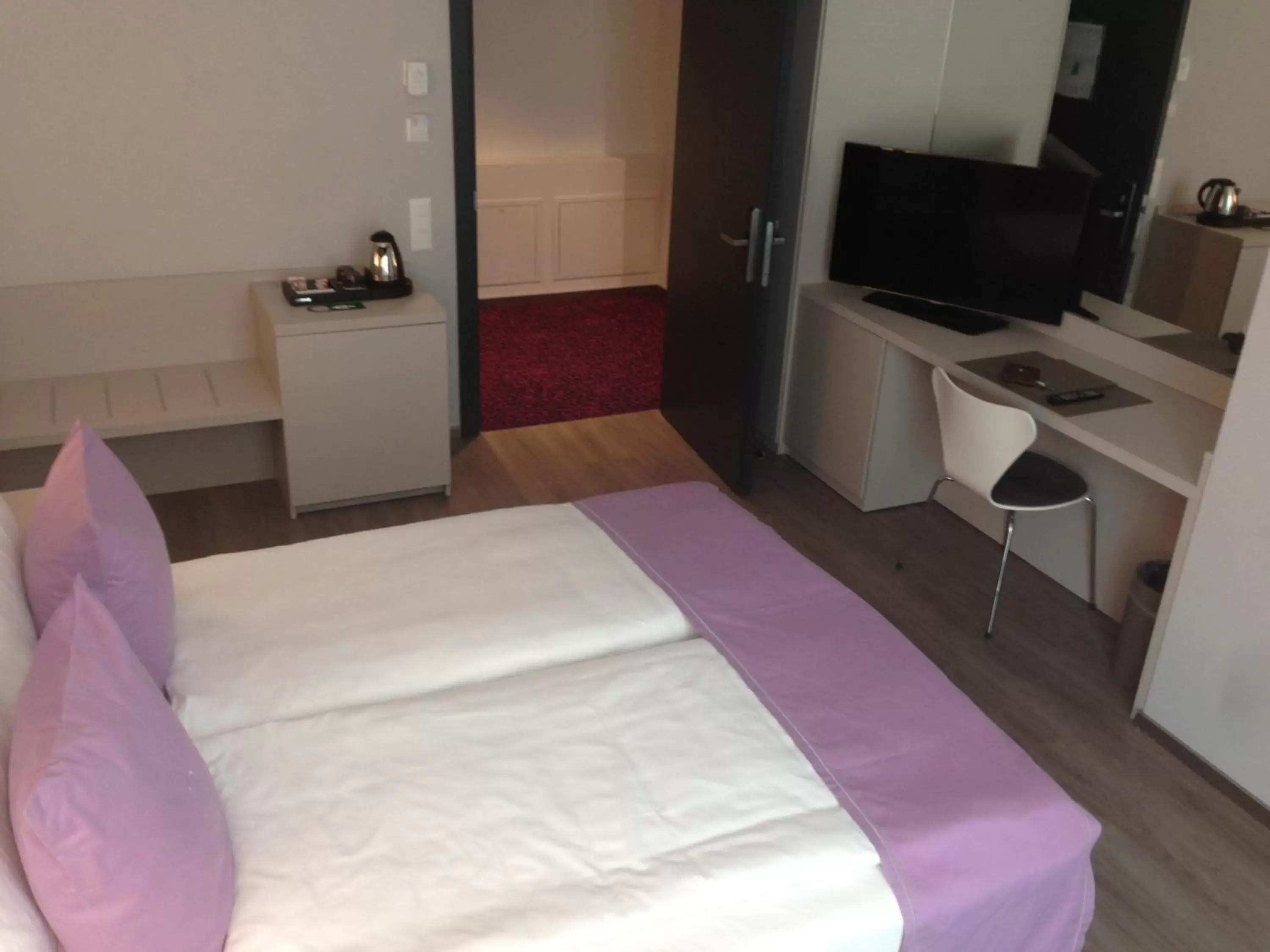 Bed, TV/Entertainment Center in Hotel City Lugano