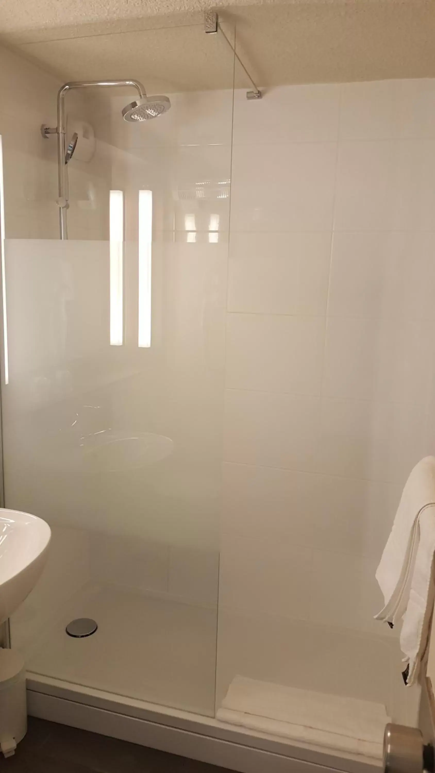 Shower, Bathroom in Campanile Montluçon ~ Saint-Victor