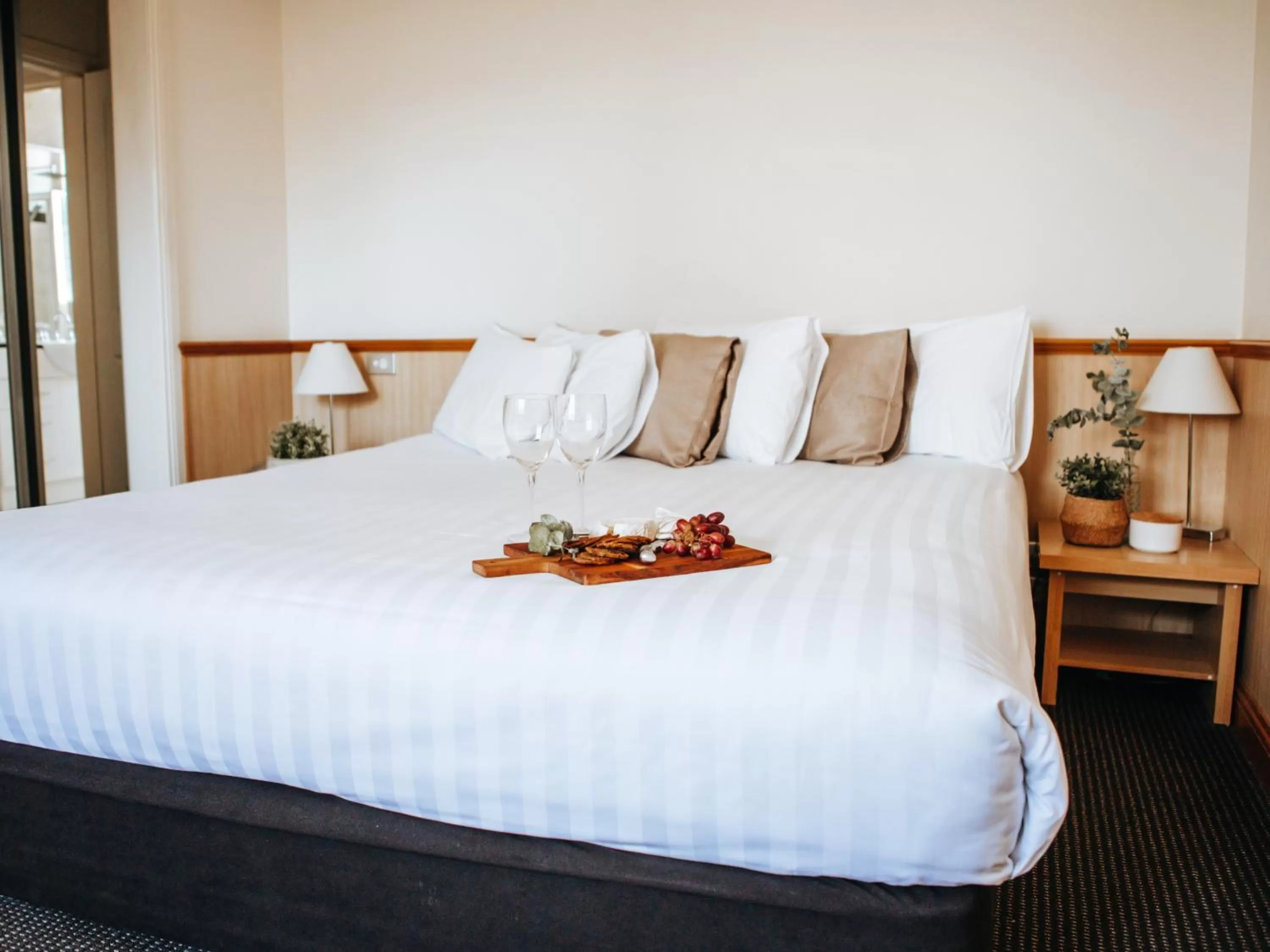 Bedroom, Bed in Astor Inn