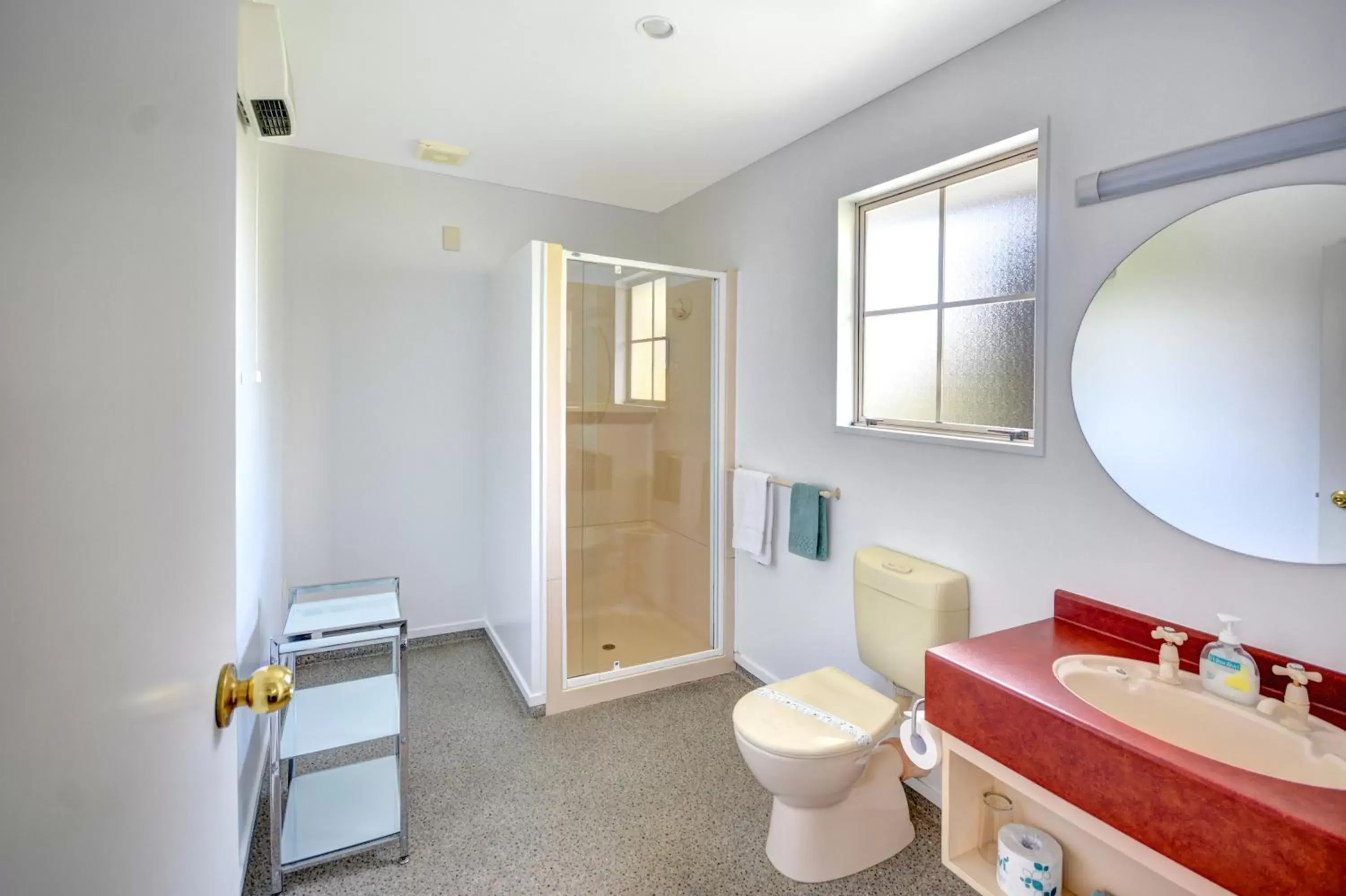 Bathroom in Alexis Motor Lodge