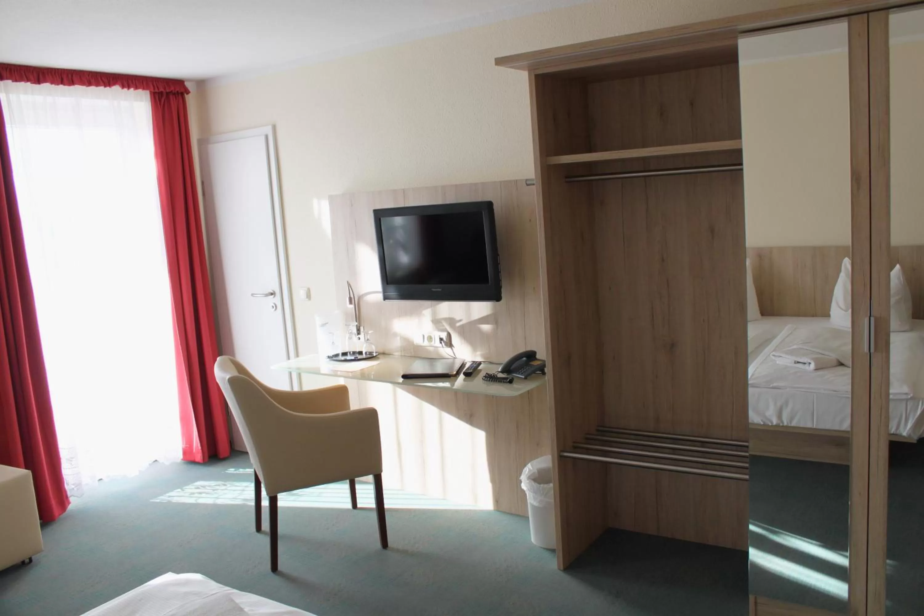 Bathroom, Bed in Hotel Villa Elisabeth