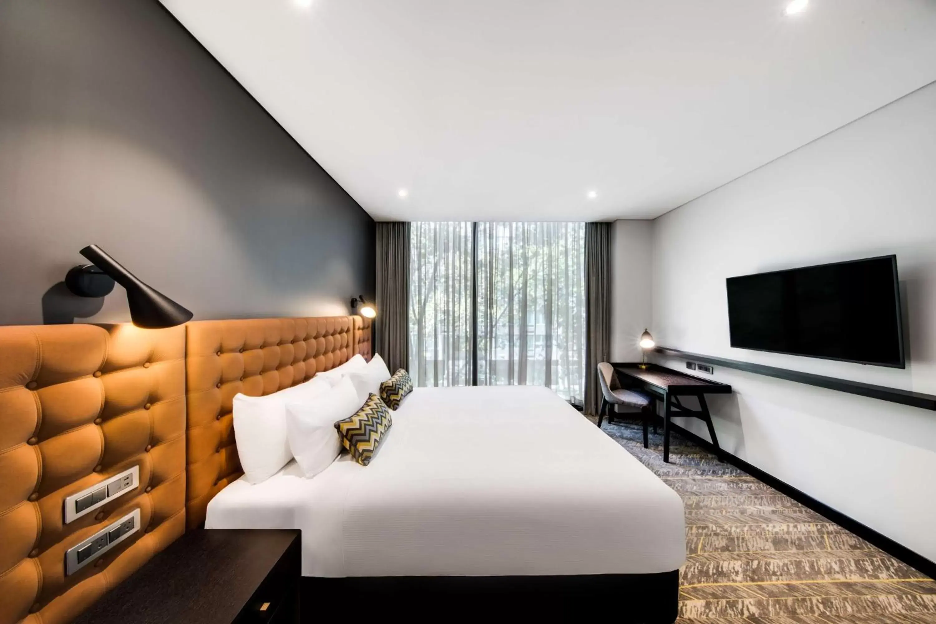 Bedroom, TV/Entertainment Center in Vibe Hotel North Sydney