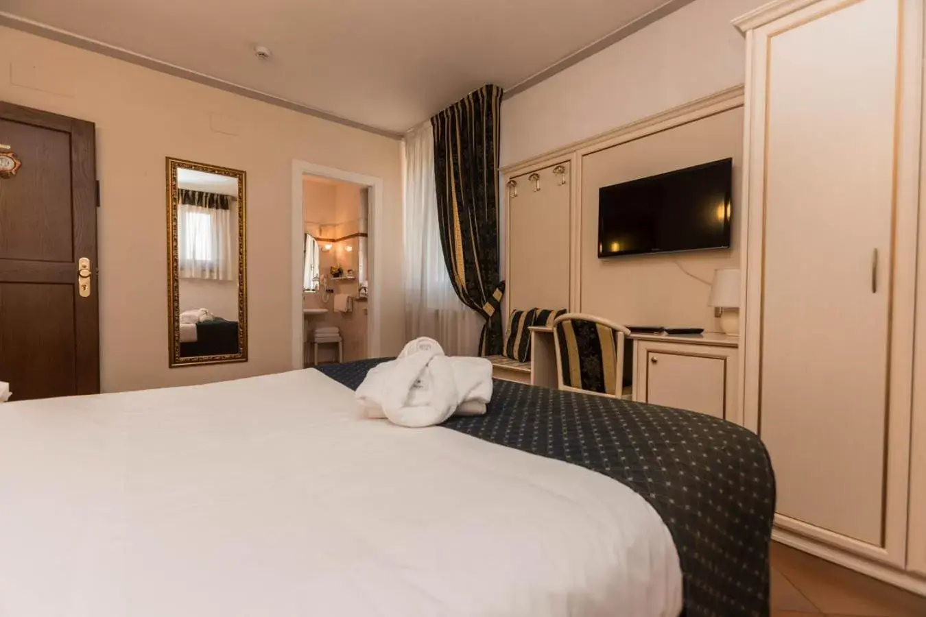 Bathroom, Bed in Hotel Le Mura