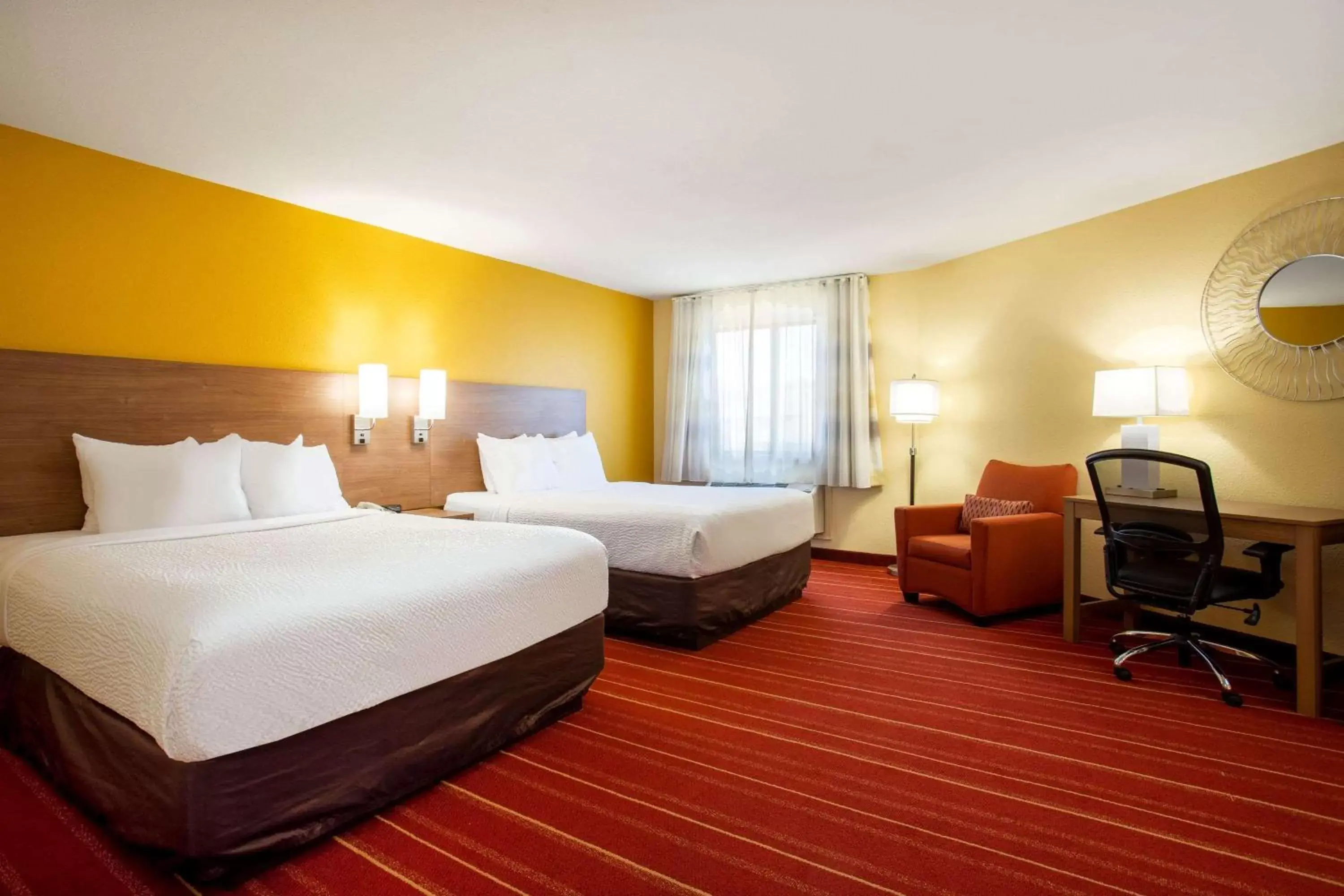 Photo of the whole room, Bed in Days Inn by Wyndham Marquette