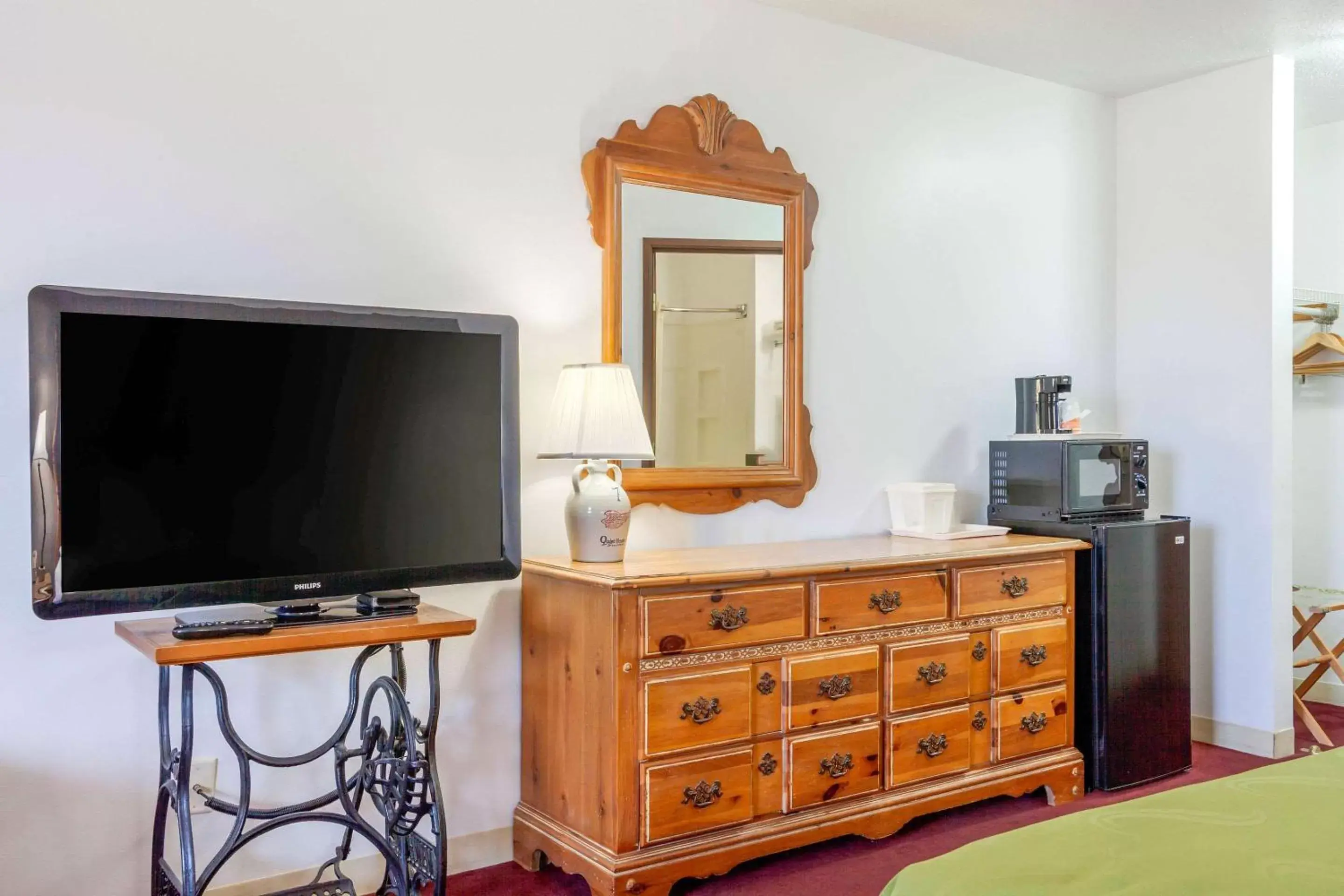 Photo of the whole room, TV/Entertainment Center in Quality Inn & Suites